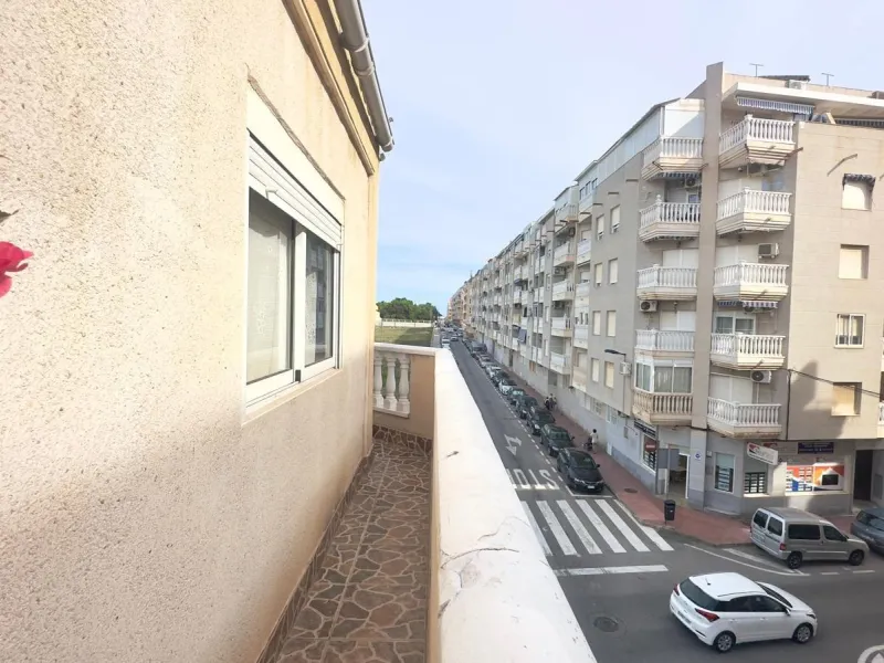 OBERGESCHOSS MIT GROßER ECKTERRASSE 2 ZIMMER 1 BADEZIMMER