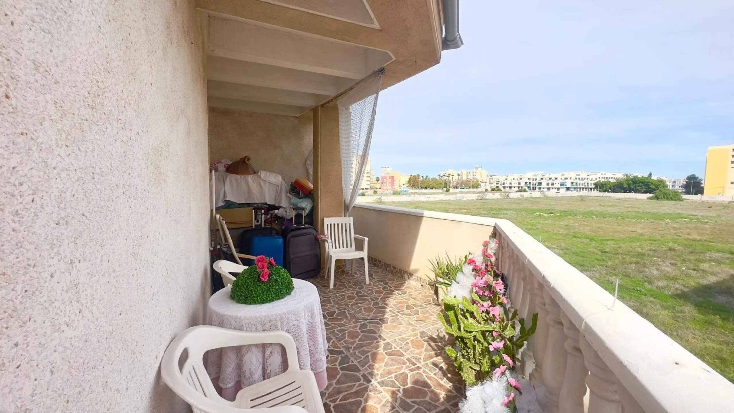 OBERGESCHOSS MIT GROßER ECKTERRASSE 2 ZIMMER 1 BADEZIMMER