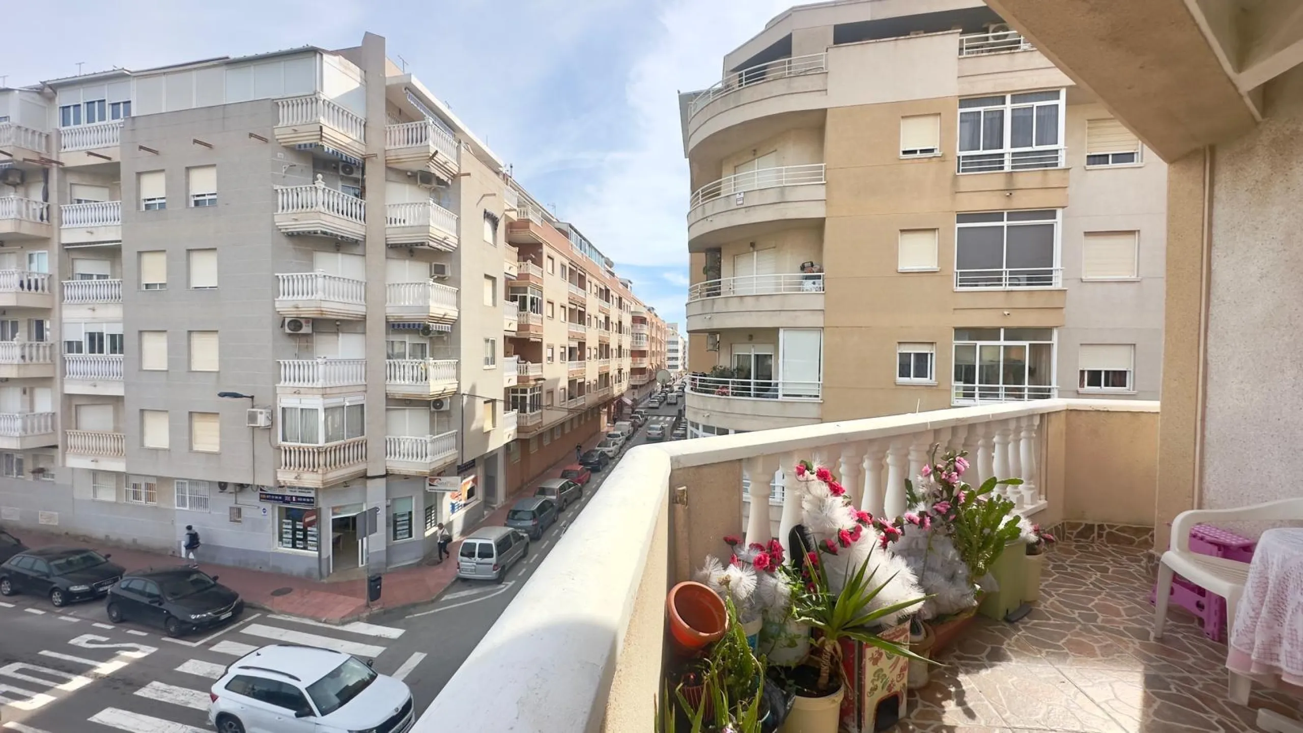 OBERGESCHOSS MIT GROßER ECKTERRASSE 2 ZIMMER 1 BADEZIMMER