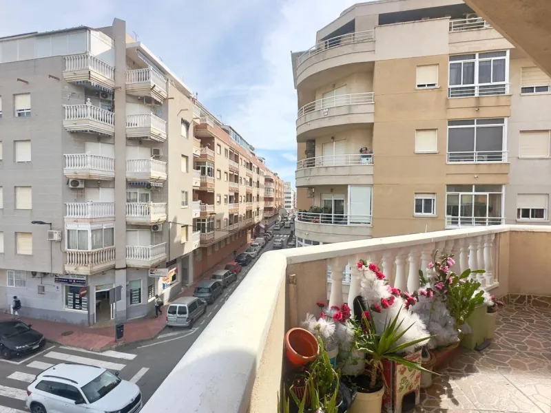 OBERGESCHOSS MIT GROßER ECKTERRASSE 2 ZIMMER 1 BADEZIMMER