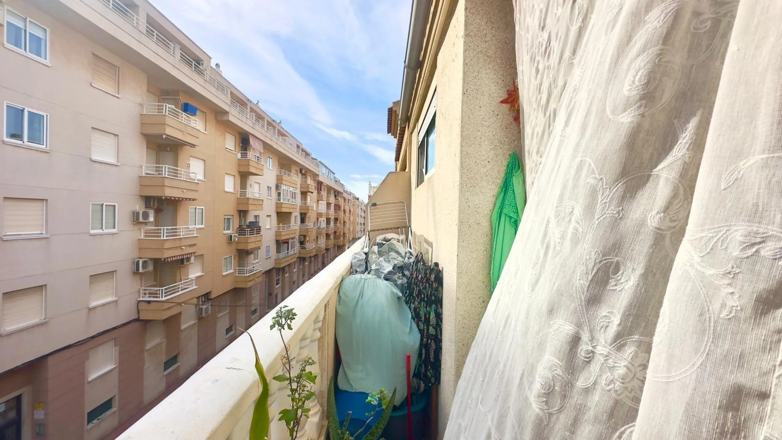 OBERGESCHOSS MIT GROßER ECKTERRASSE 2 ZIMMER 1 BADEZIMMER