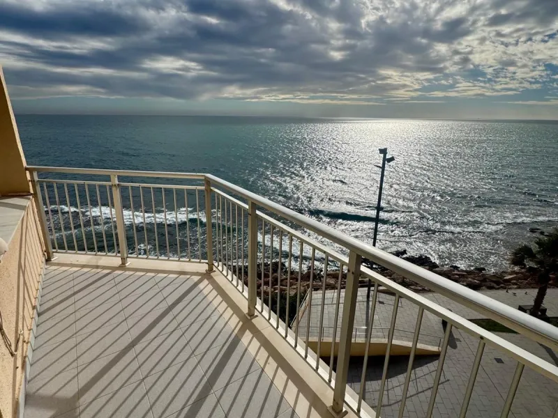 SPECTACULAR APARTMENT WITH DIRECT SEA VIEWS AND AN AREA OF 127 M2. 4 BEDROOMS. 2 BATHROOMS. 10 METERS FROM THE BEACH.
