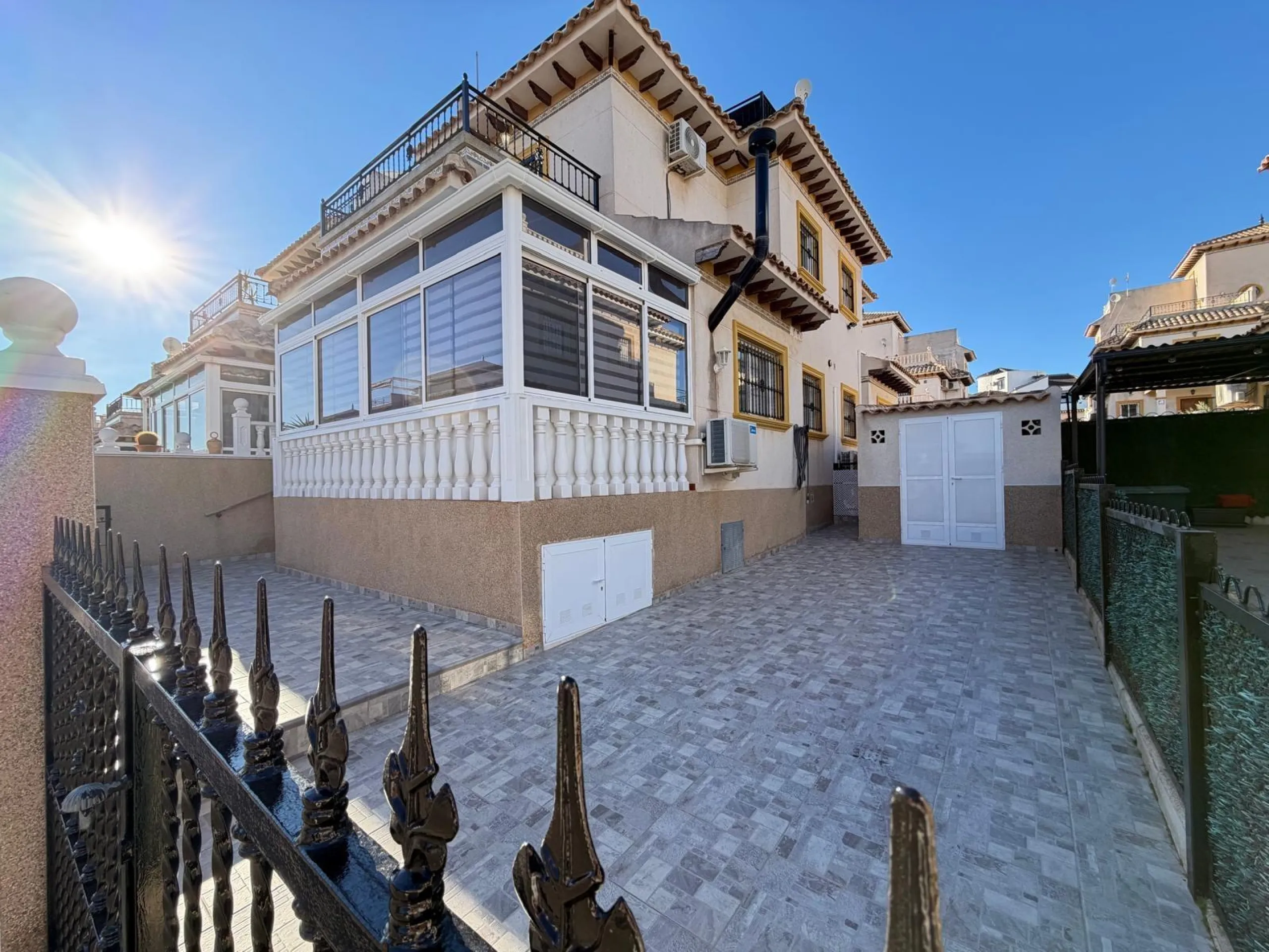 REFORMADO ADOSADO EN ORIHUELA COSTA "LAS FILIPINAS" CON GARAJE+TRASTERO. 2 DORM. 2 BAÑOS. CON PISCINA COMUNITARIA.