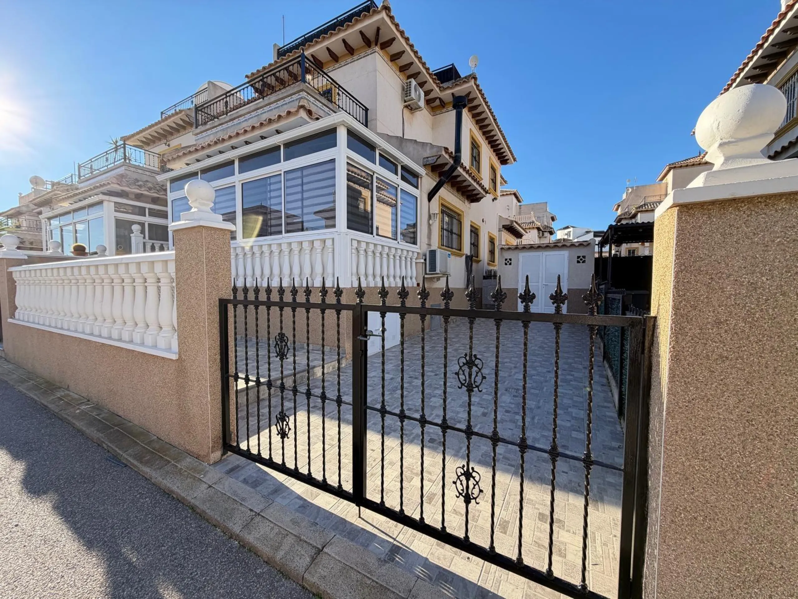 REFORMADO ADOSADO EN ORIHUELA COSTA "LAS FILIPINAS" CON GARAJE+TRASTERO. 2 DORM. 2 BAÑOS. CON PISCINA COMUNITARIA.