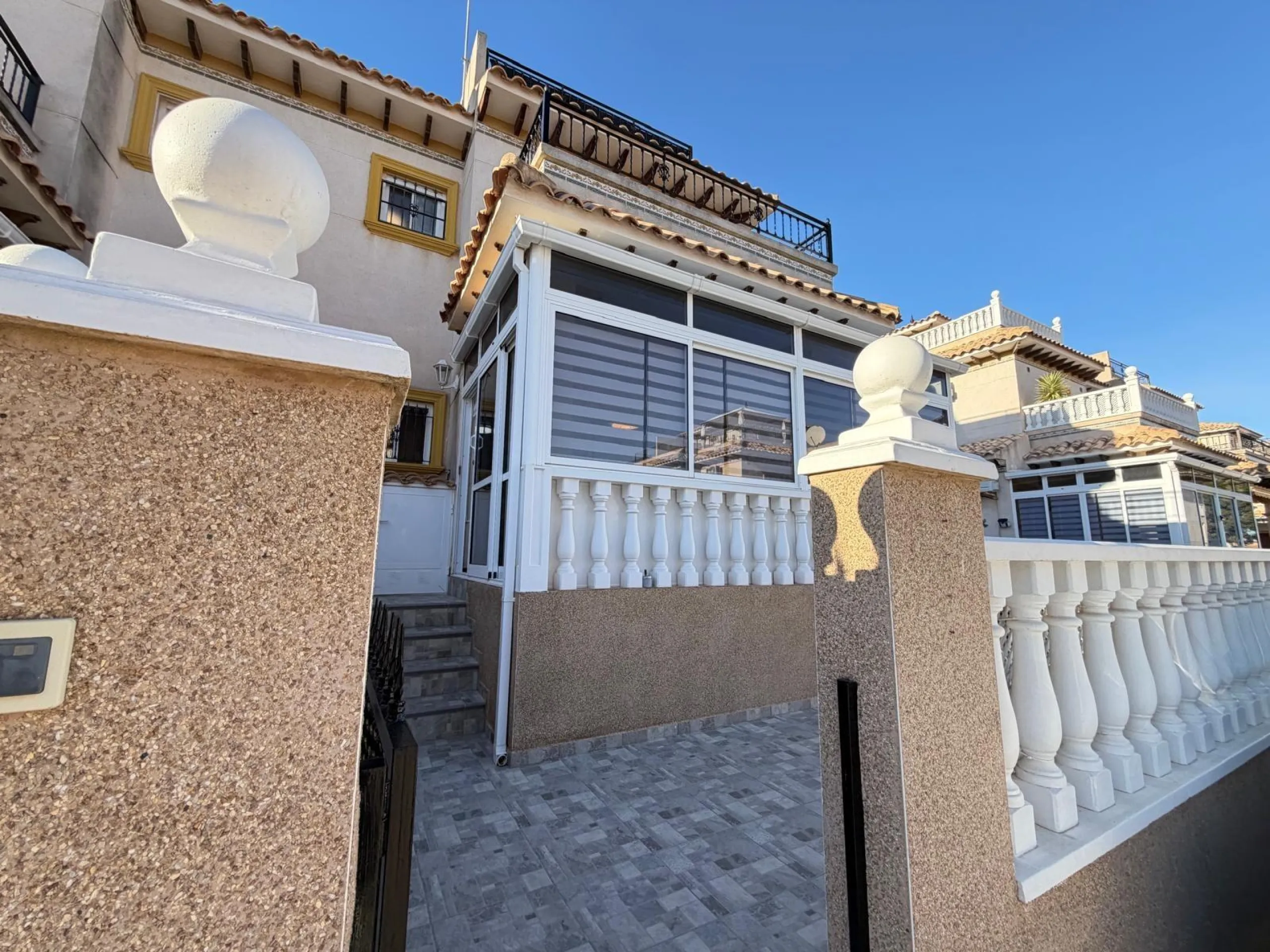 REFORMADO ADOSADO EN ORIHUELA COSTA "LAS FILIPINAS" CON GARAJE+TRASTERO. 2 DORM. 2 BAÑOS. CON PISCINA COMUNITARIA.