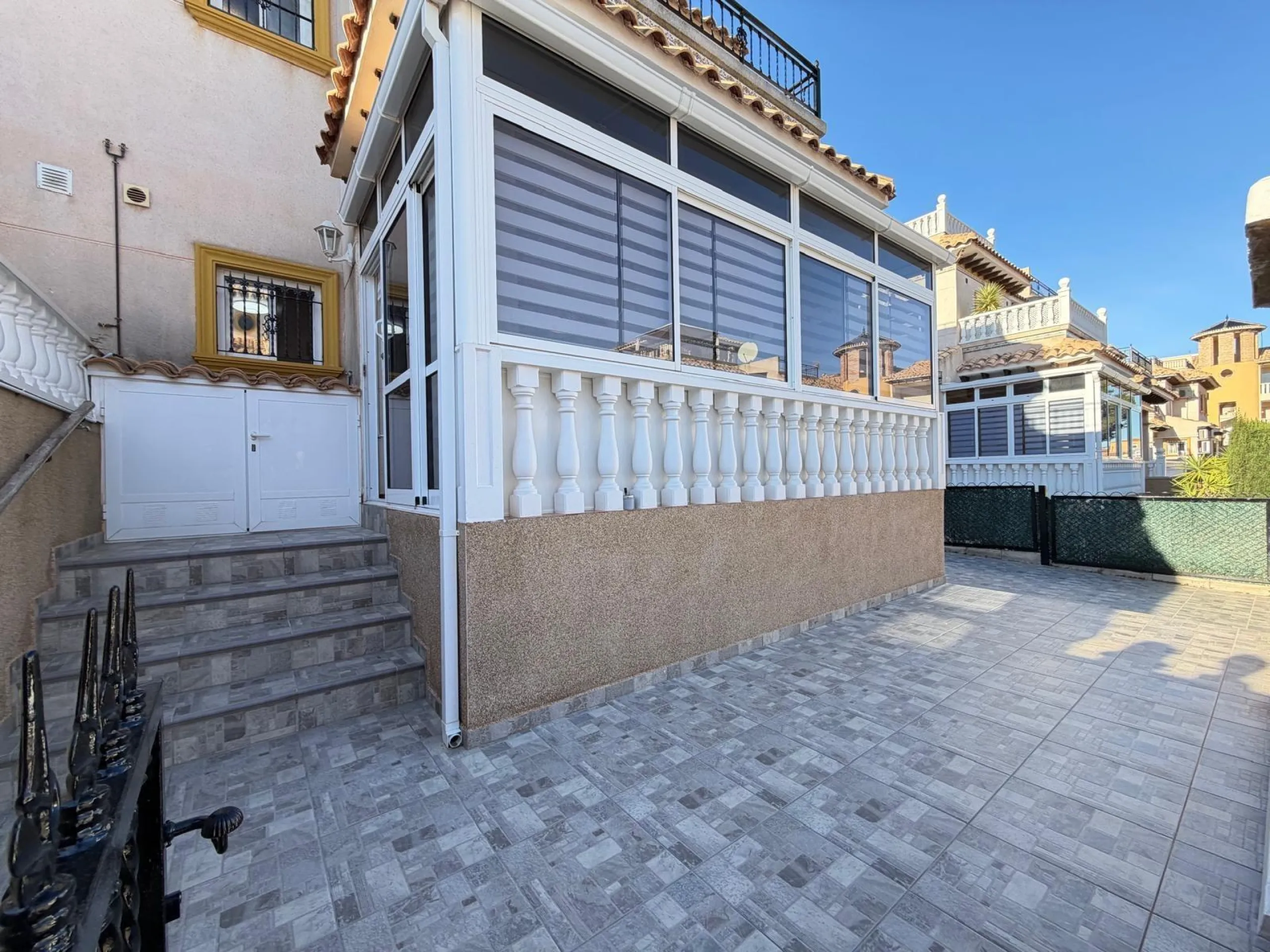 REFORMADO ADOSADO EN ORIHUELA COSTA "LAS FILIPINAS" CON GARAJE+TRASTERO. 2 DORM. 2 BAÑOS. CON PISCINA COMUNITARIA.