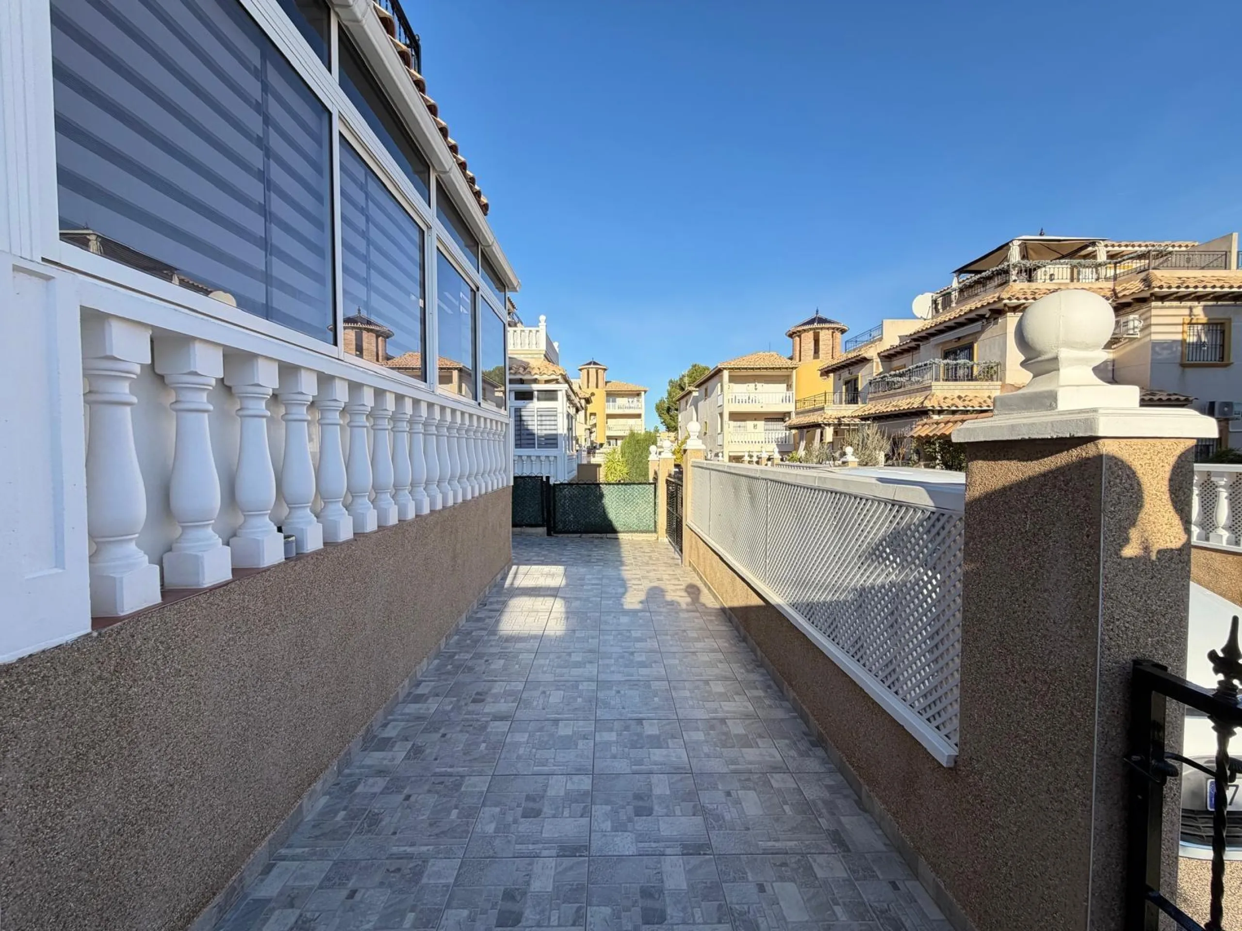 REFORMADO ADOSADO EN ORIHUELA COSTA "LAS FILIPINAS" CON GARAJE+TRASTERO. 2 DORM. 2 BAÑOS. CON PISCINA COMUNITARIA.
