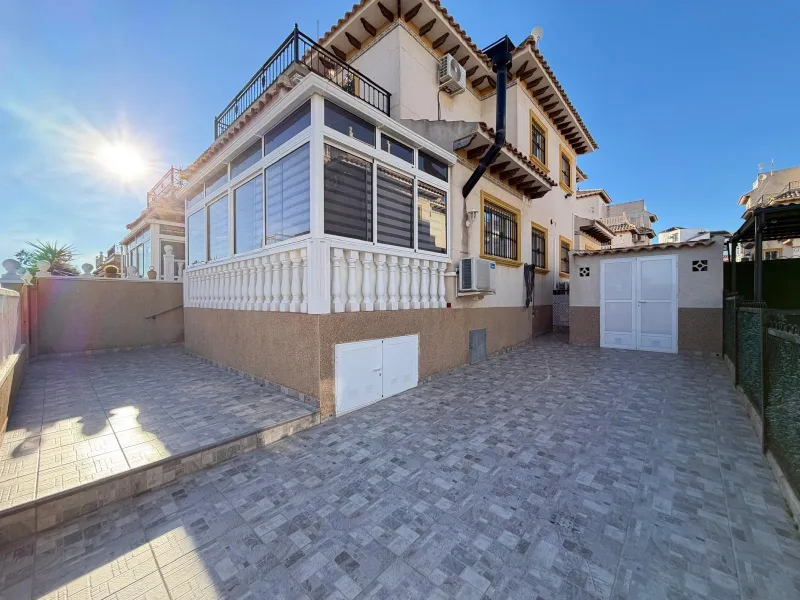 REFORMADO ADOSADO EN ORIHUELA COSTA "LAS FILIPINAS" CON GARAJE+TRASTERO. 2 DORM. 2 BAÑOS. CON PISCINA COMUNITARIA.