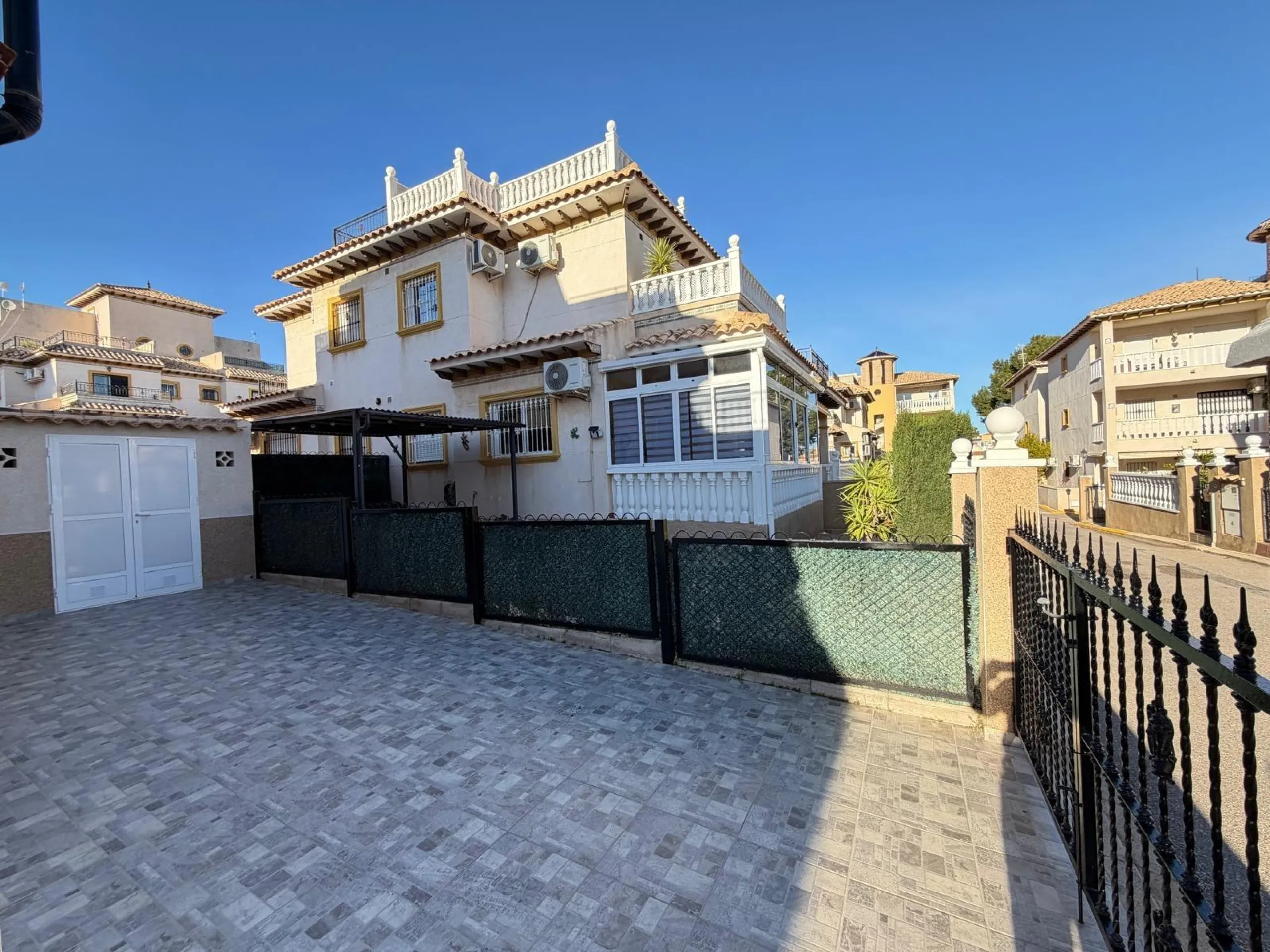 REFORMADO ADOSADO EN ORIHUELA COSTA "LAS FILIPINAS" CON GARAJE+TRASTERO. 2 DORM. 2 BAÑOS. CON PISCINA COMUNITARIA.