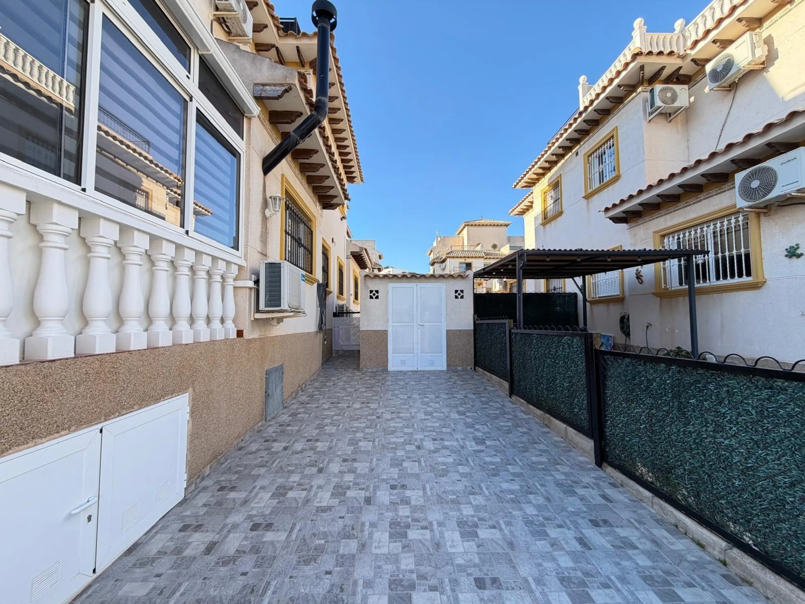 REFORMADO ADOSADO EN ORIHUELA COSTA "LAS FILIPINAS" CON GARAJE+TRASTERO. 2 DORM. 2 BAÑOS. CON PISCINA COMUNITARIA.