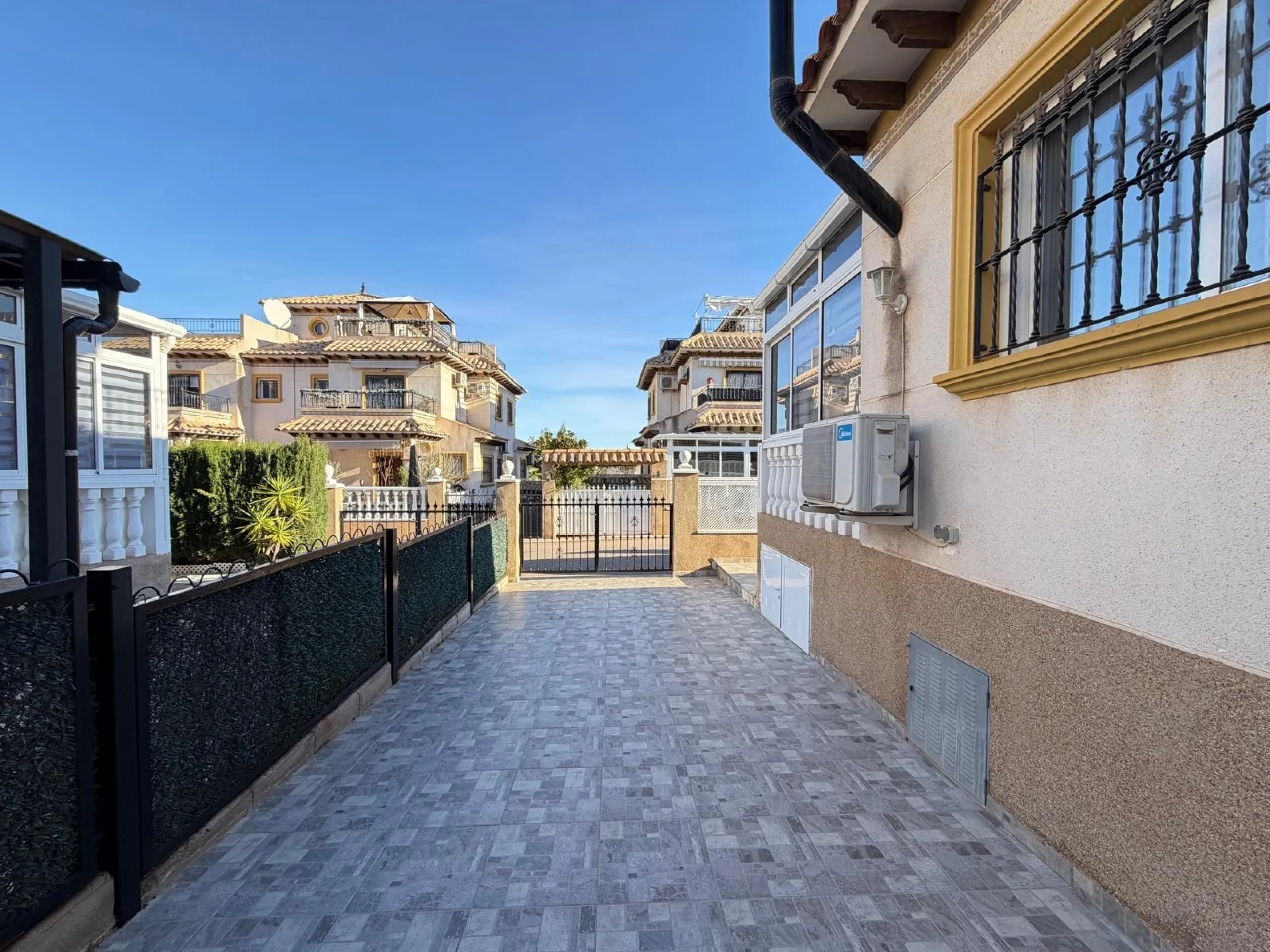 REFORMADO ADOSADO EN ORIHUELA COSTA "LAS FILIPINAS" CON GARAJE+TRASTERO. 2 DORM. 2 BAÑOS. CON PISCINA COMUNITARIA.
