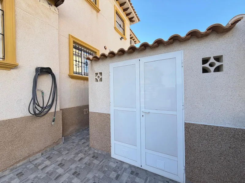 REFORMADO ADOSADO EN ORIHUELA COSTA "LAS FILIPINAS" CON GARAJE+TRASTERO. 2 DORM. 2 BAÑOS. CON PISCINA COMUNITARIA.