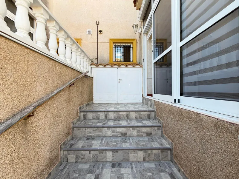 REFORMADO ADOSADO EN ORIHUELA COSTA "LAS FILIPINAS" CON GARAJE+TRASTERO. 2 DORM. 2 BAÑOS. CON PISCINA COMUNITARIA.
