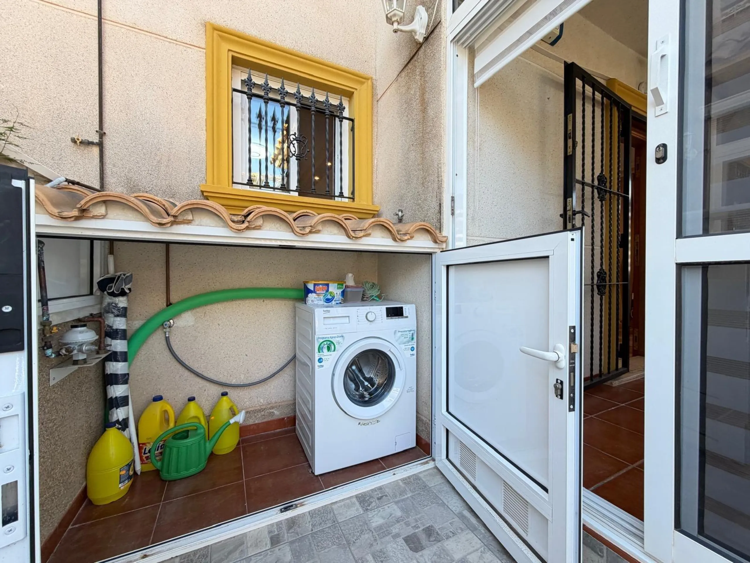 REFORMADO ADOSADO EN ORIHUELA COSTA "LAS FILIPINAS" CON GARAJE+TRASTERO. 2 DORM. 2 BAÑOS. CON PISCINA COMUNITARIA.
