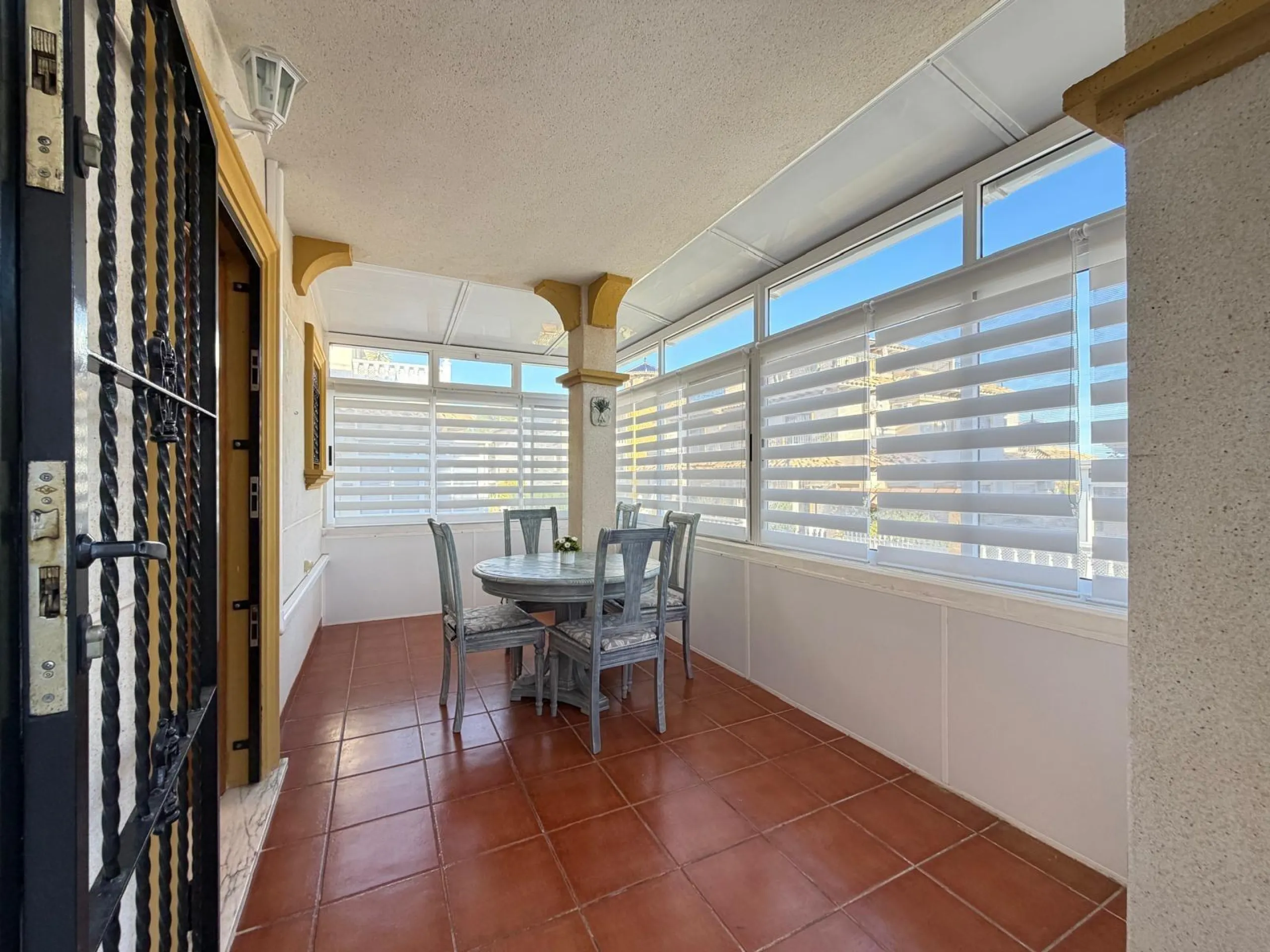 REFORMADO ADOSADO EN ORIHUELA COSTA "LAS FILIPINAS" CON GARAJE+TRASTERO. 2 DORM. 2 BAÑOS. CON PISCINA COMUNITARIA.