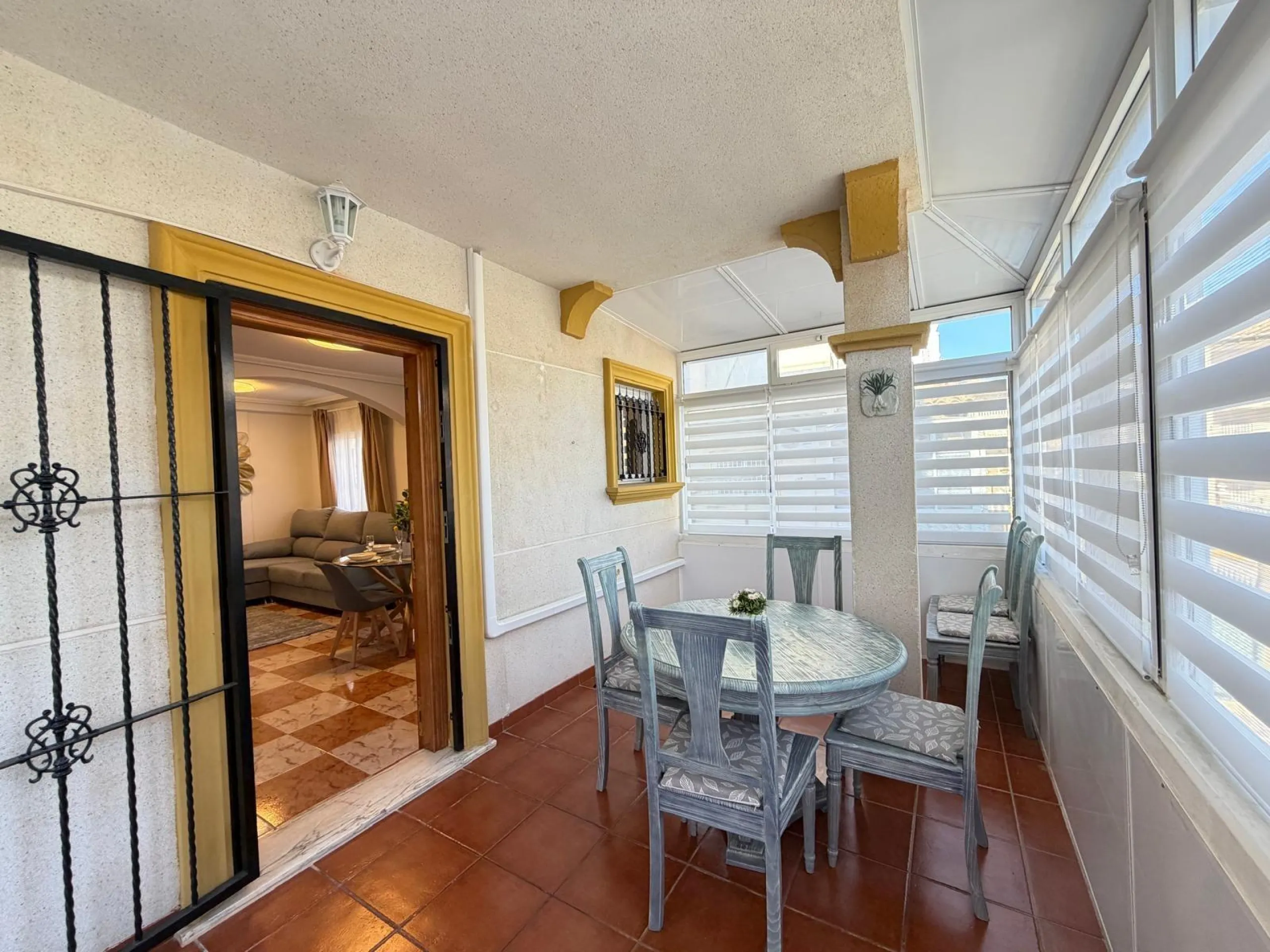 REFORMADO ADOSADO EN ORIHUELA COSTA "LAS FILIPINAS" CON GARAJE+TRASTERO. 2 DORM. 2 BAÑOS. CON PISCINA COMUNITARIA.