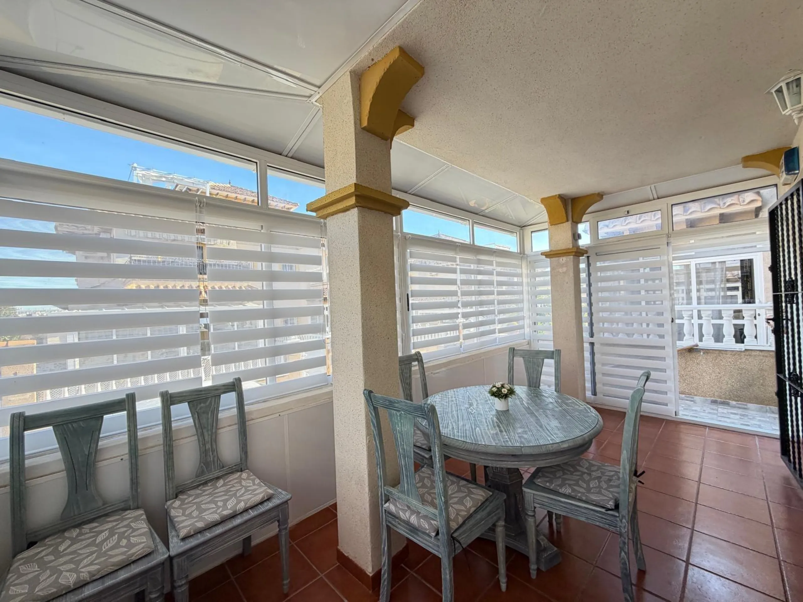REFORMADO ADOSADO EN ORIHUELA COSTA "LAS FILIPINAS" CON GARAJE+TRASTERO. 2 DORM. 2 BAÑOS. CON PISCINA COMUNITARIA.