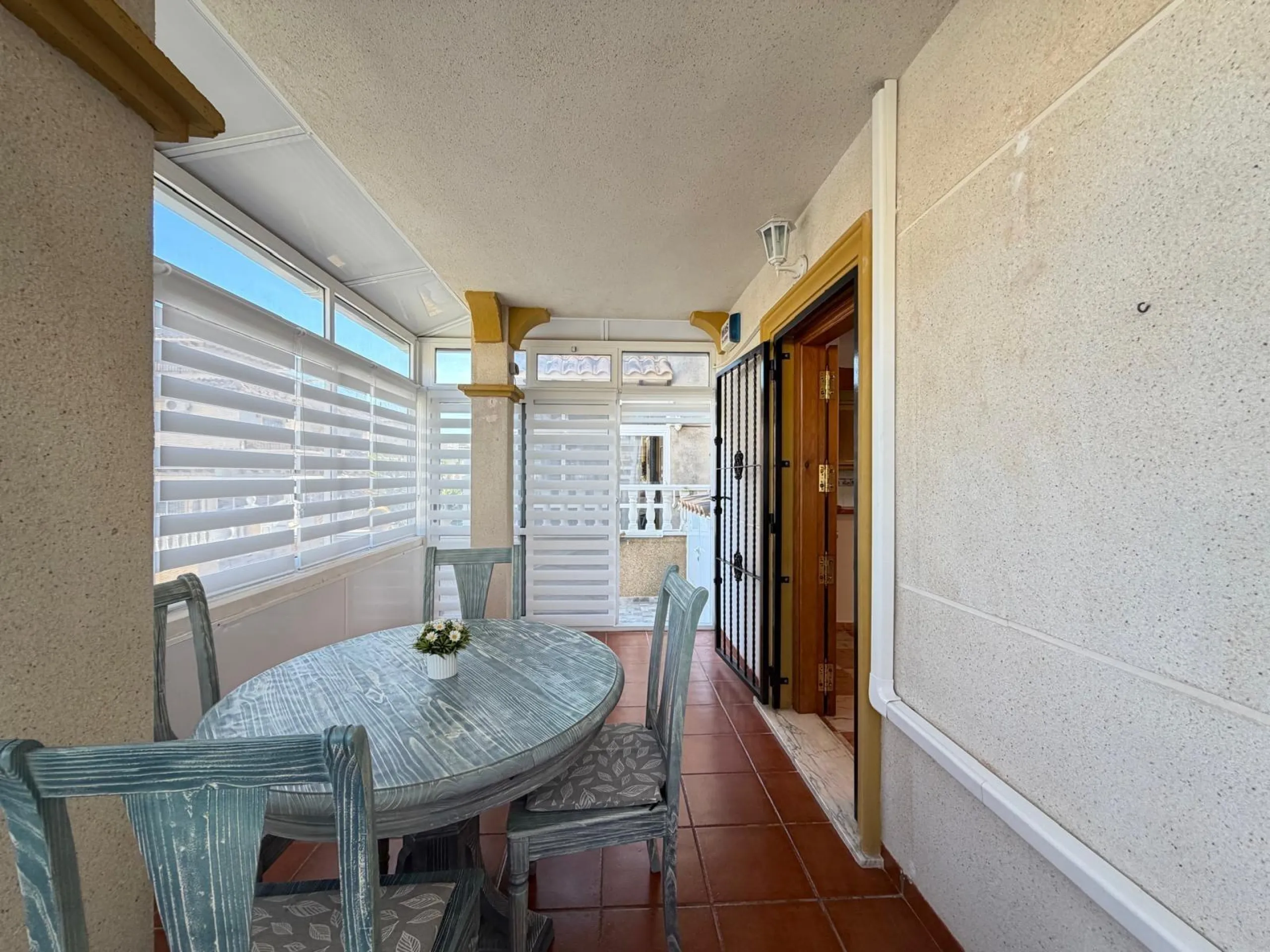 REFORMADO ADOSADO EN ORIHUELA COSTA "LAS FILIPINAS" CON GARAJE+TRASTERO. 2 DORM. 2 BAÑOS. CON PISCINA COMUNITARIA.