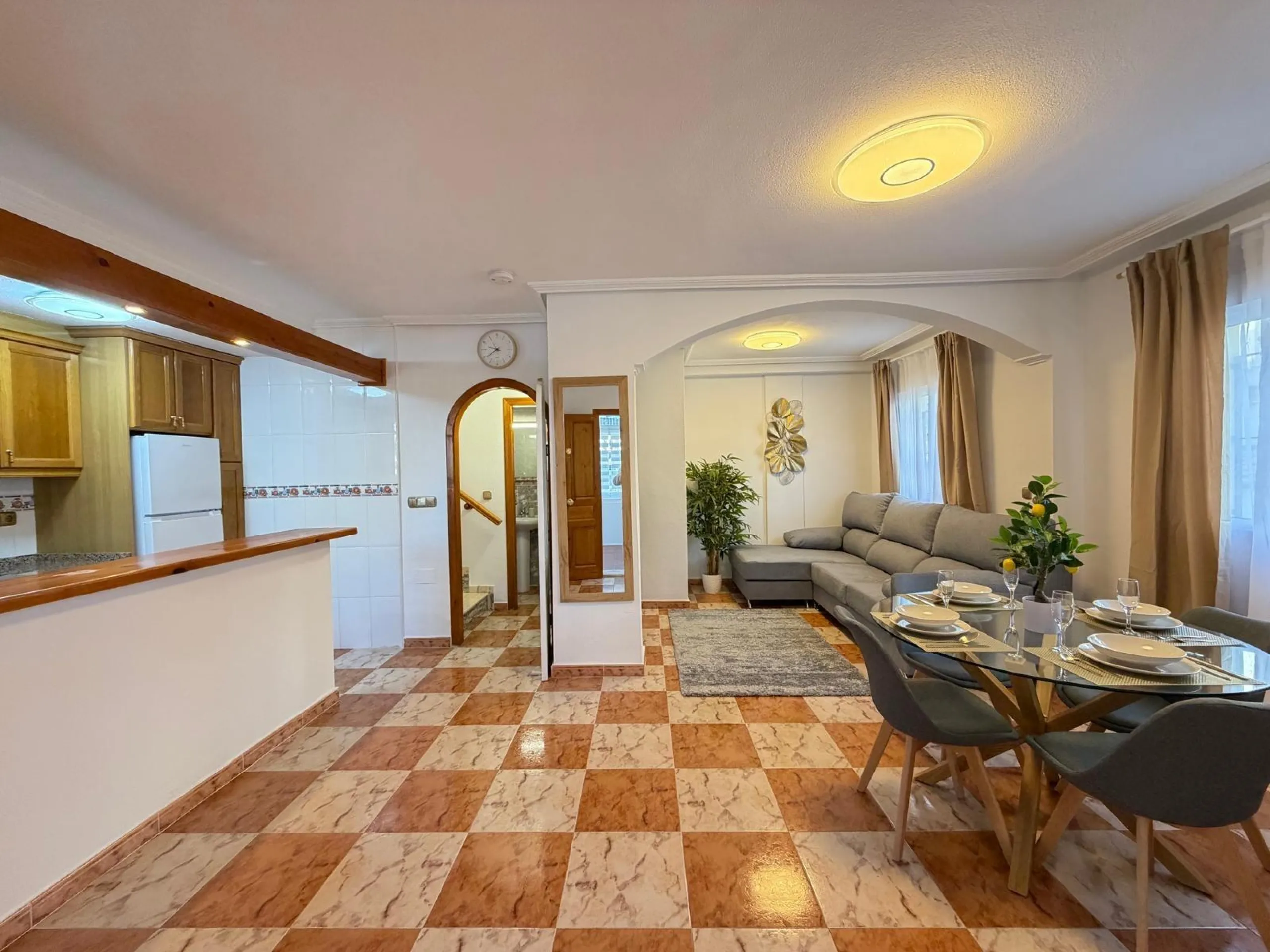 REFORMADO ADOSADO EN ORIHUELA COSTA "LAS FILIPINAS" CON GARAJE+TRASTERO. 2 DORM. 2 BAÑOS. CON PISCINA COMUNITARIA.