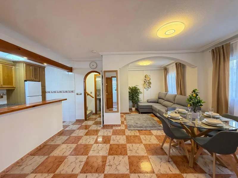 REFORMADO ADOSADO EN ORIHUELA COSTA "LAS FILIPINAS" CON GARAJE+TRASTERO. 2 DORM. 2 BAÑOS. CON PISCINA COMUNITARIA.