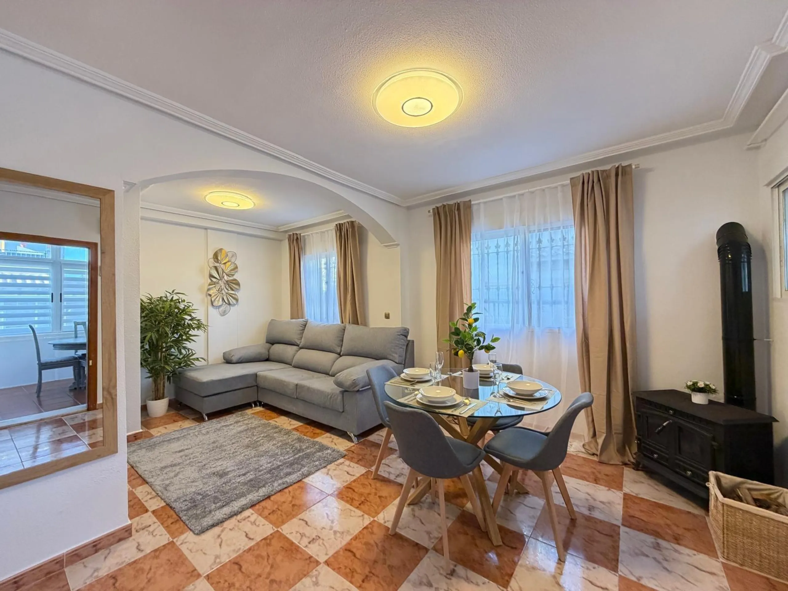 REFORMADO ADOSADO EN ORIHUELA COSTA "LAS FILIPINAS" CON GARAJE+TRASTERO. 2 DORM. 2 BAÑOS. CON PISCINA COMUNITARIA.