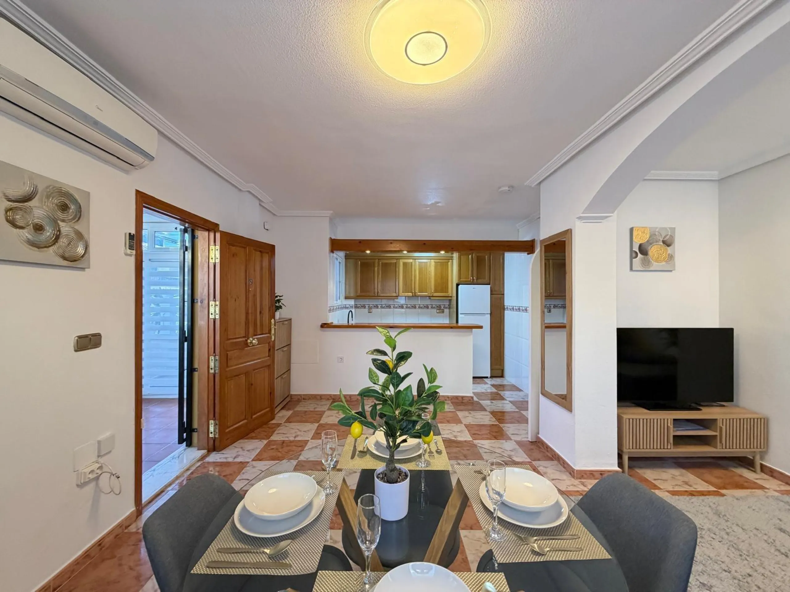 REFORMADO ADOSADO EN ORIHUELA COSTA "LAS FILIPINAS" CON GARAJE+TRASTERO. 2 DORM. 2 BAÑOS. CON PISCINA COMUNITARIA.