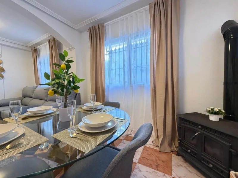 REFORMADO ADOSADO EN ORIHUELA COSTA "LAS FILIPINAS" CON GARAJE+TRASTERO. 2 DORM. 2 BAÑOS. CON PISCINA COMUNITARIA.