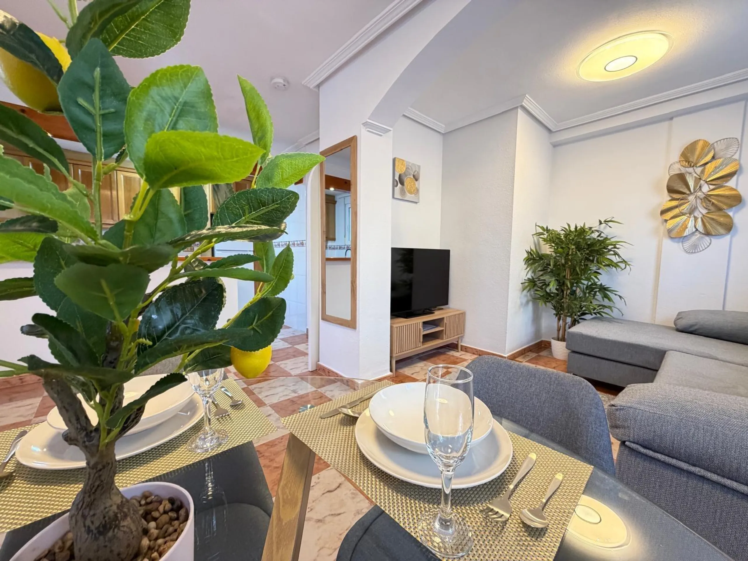 REFORMADO ADOSADO EN ORIHUELA COSTA "LAS FILIPINAS" CON GARAJE+TRASTERO. 2 DORM. 2 BAÑOS. CON PISCINA COMUNITARIA.