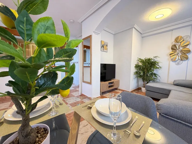 REFORMADO ADOSADO EN ORIHUELA COSTA "LAS FILIPINAS" CON GARAJE+TRASTERO. 2 DORM. 2 BAÑOS. CON PISCINA COMUNITARIA.