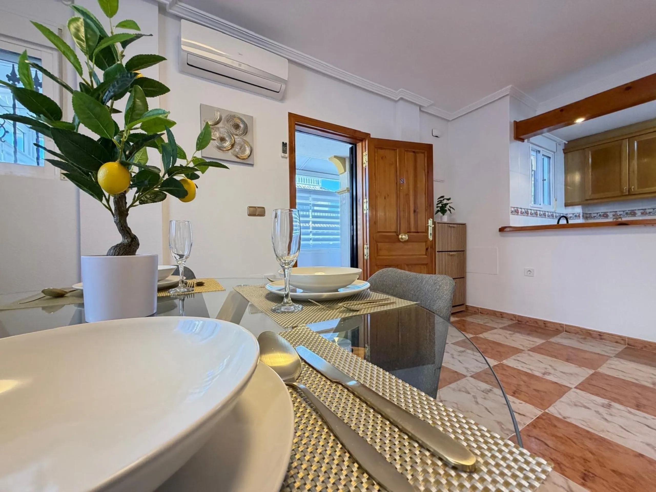 REFORMADO ADOSADO EN ORIHUELA COSTA "LAS FILIPINAS" CON GARAJE+TRASTERO. 2 DORM. 2 BAÑOS. CON PISCINA COMUNITARIA.