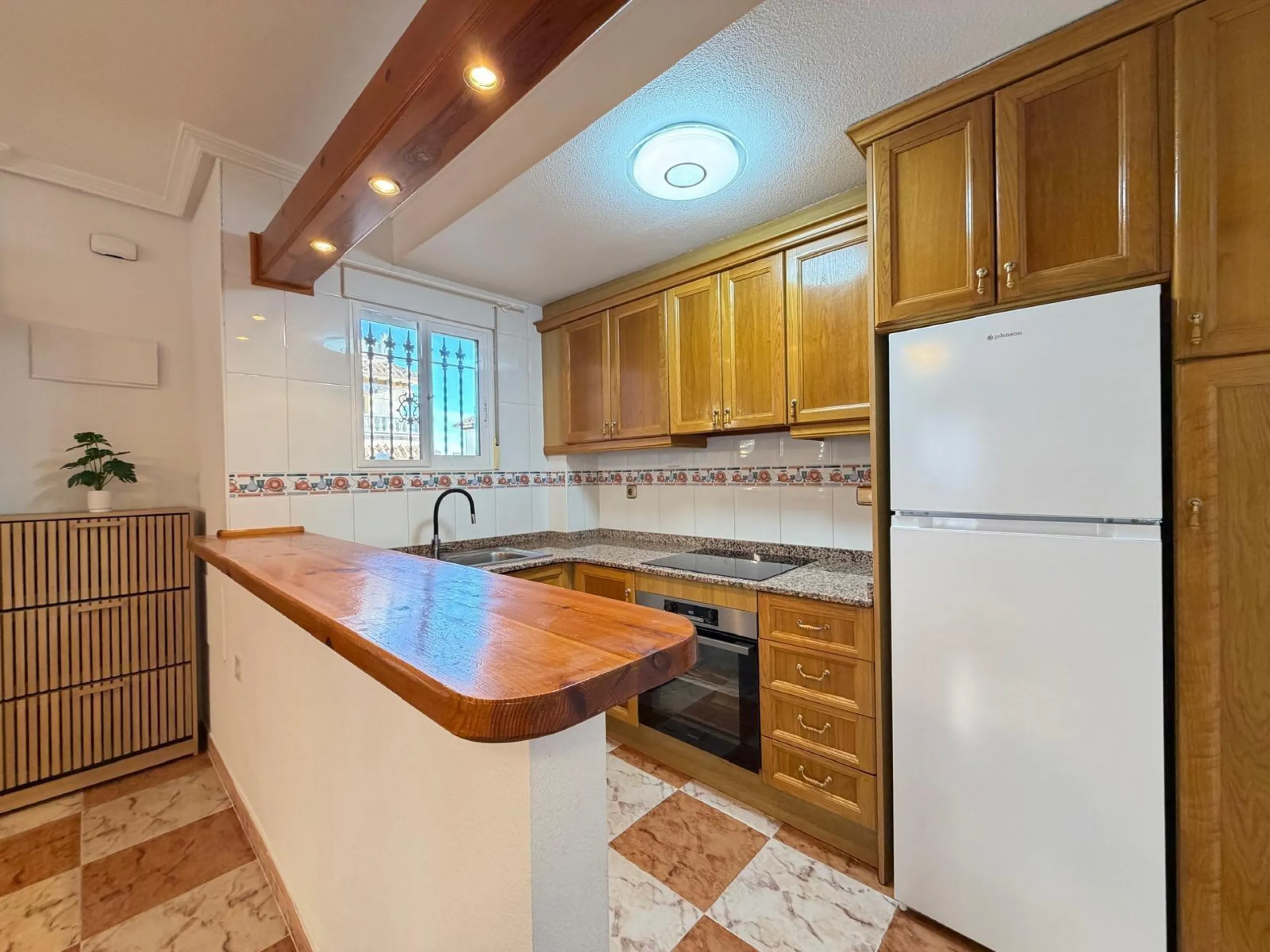 REFORMADO ADOSADO EN ORIHUELA COSTA "LAS FILIPINAS" CON GARAJE+TRASTERO. 2 DORM. 2 BAÑOS. CON PISCINA COMUNITARIA.