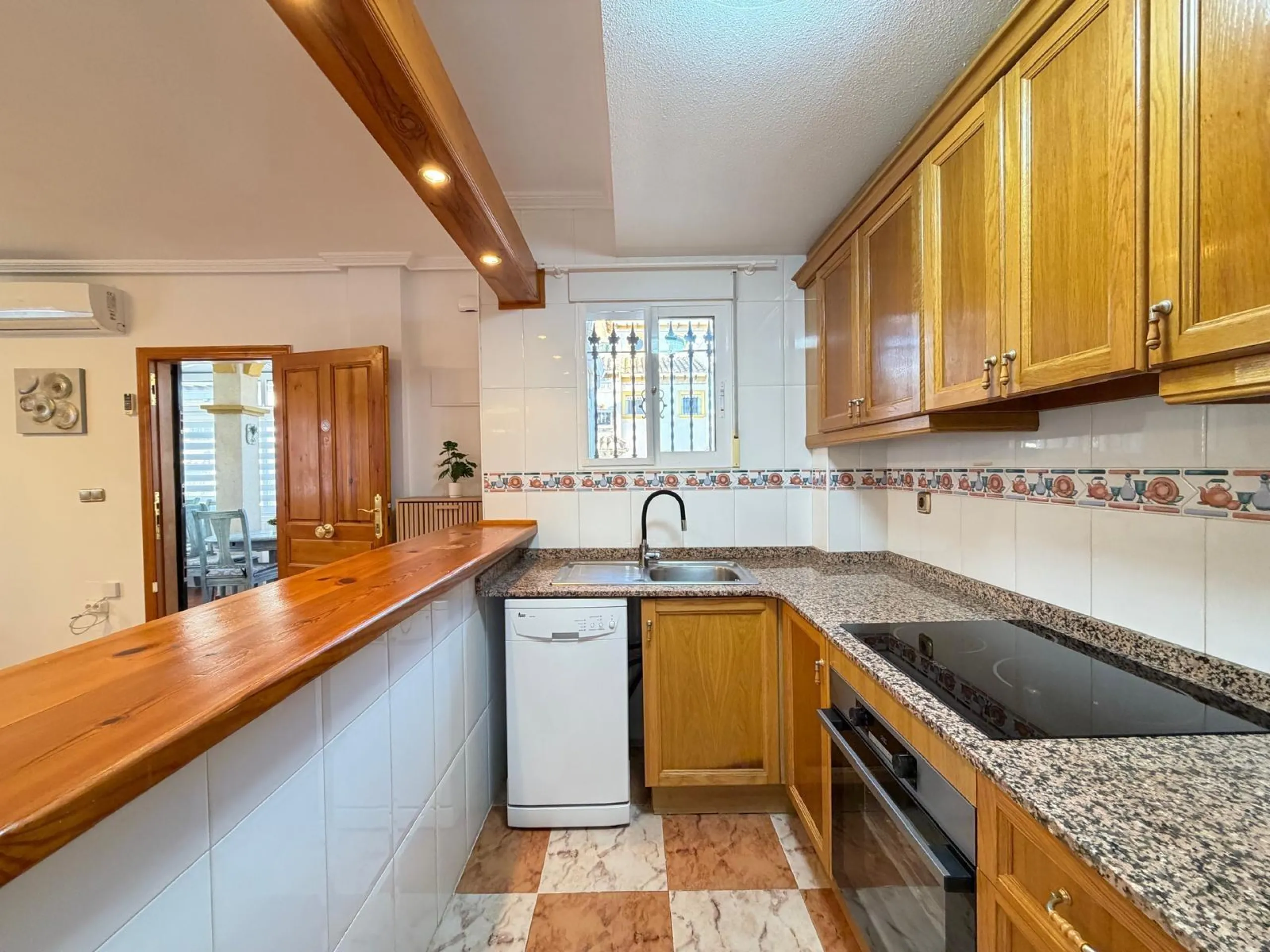 REFORMADO ADOSADO EN ORIHUELA COSTA "LAS FILIPINAS" CON GARAJE+TRASTERO. 2 DORM. 2 BAÑOS. CON PISCINA COMUNITARIA.