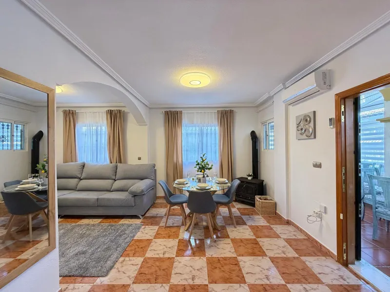 REFORMADO ADOSADO EN ORIHUELA COSTA "LAS FILIPINAS" CON GARAJE+TRASTERO. 2 DORM. 2 BAÑOS. CON PISCINA COMUNITARIA.