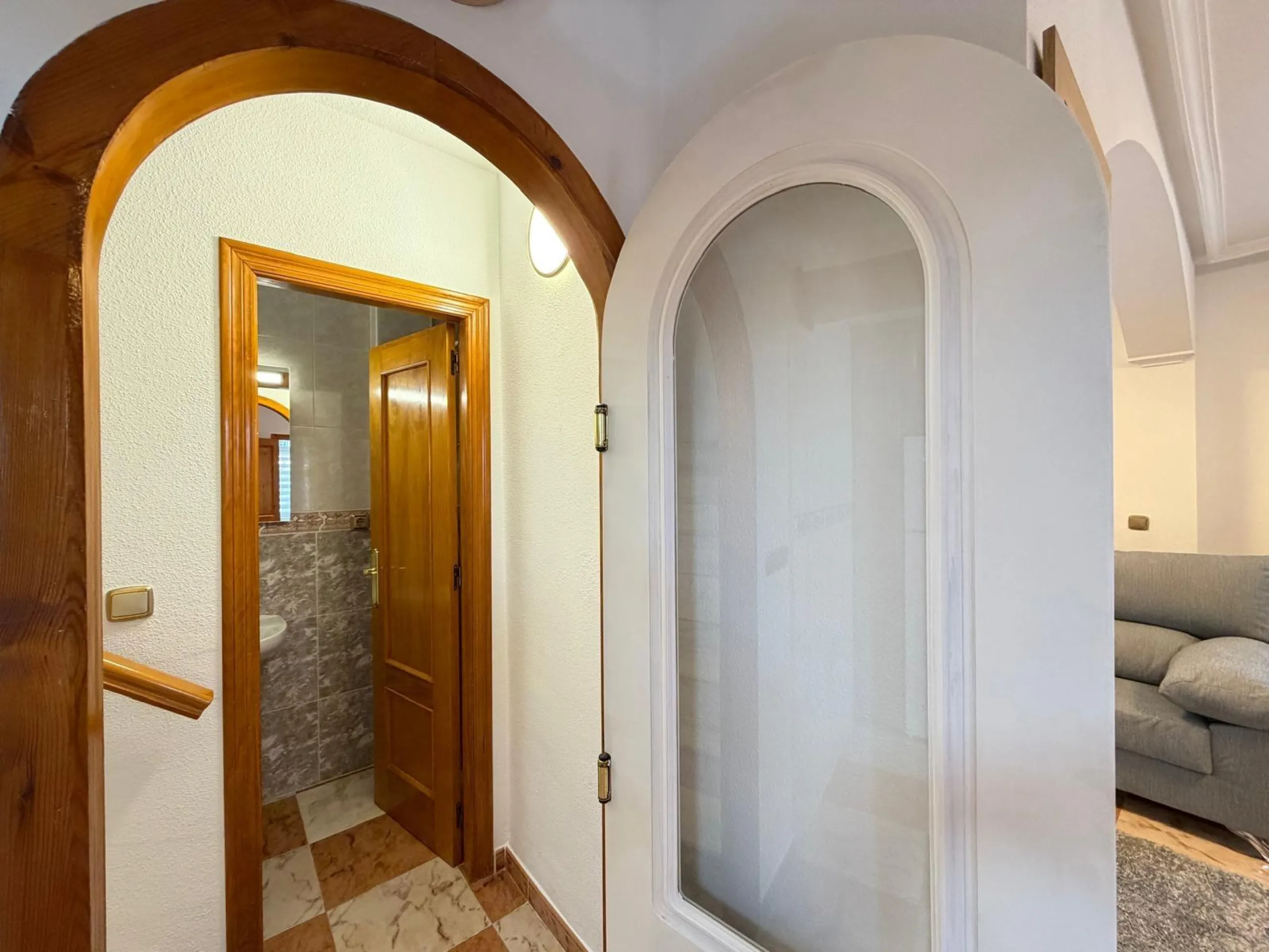 REFORMADO ADOSADO EN ORIHUELA COSTA "LAS FILIPINAS" CON GARAJE+TRASTERO. 2 DORM. 2 BAÑOS. CON PISCINA COMUNITARIA.