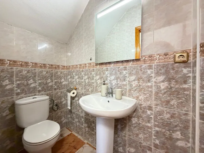 REFORMADO ADOSADO EN ORIHUELA COSTA "LAS FILIPINAS" CON GARAJE+TRASTERO. 2 DORM. 2 BAÑOS. CON PISCINA COMUNITARIA.