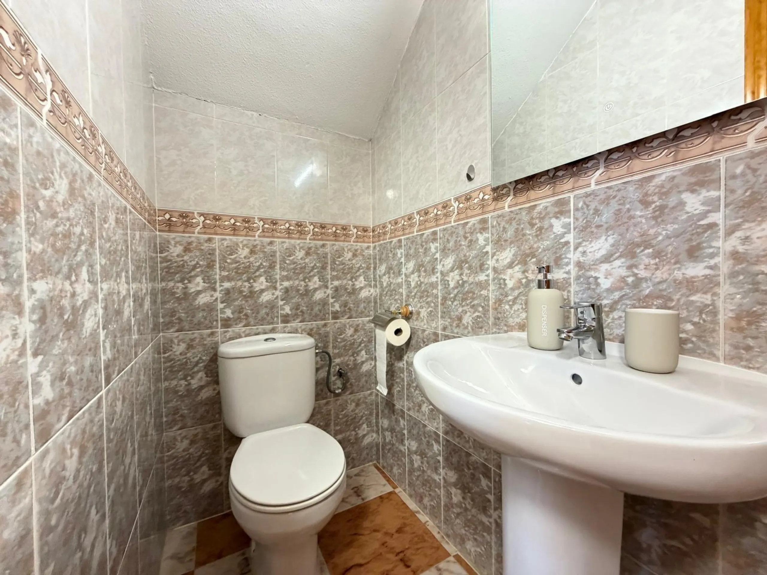 REFORMADO ADOSADO EN ORIHUELA COSTA "LAS FILIPINAS" CON GARAJE+TRASTERO. 2 DORM. 2 BAÑOS. CON PISCINA COMUNITARIA.
