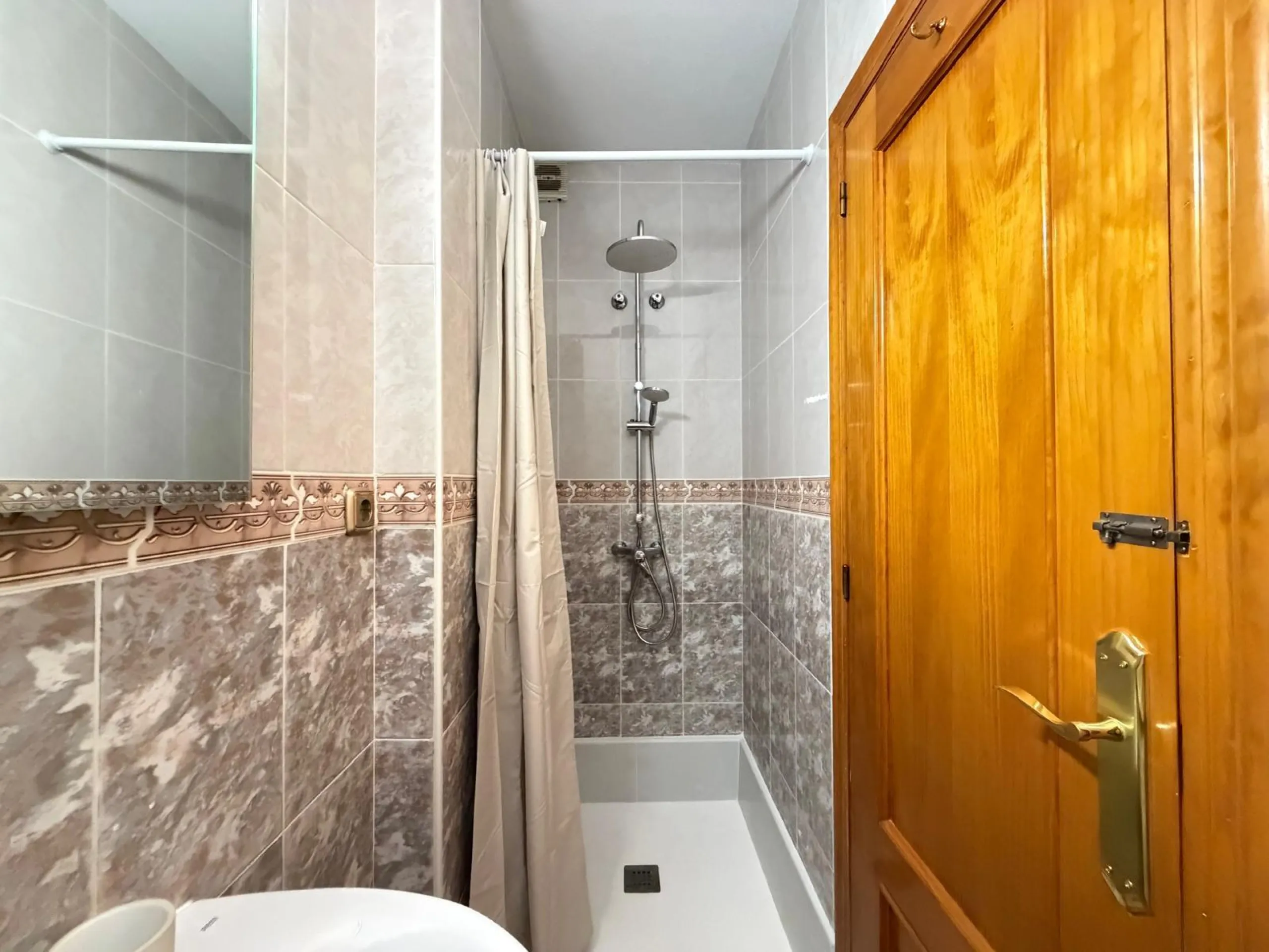 REFORMADO ADOSADO EN ORIHUELA COSTA "LAS FILIPINAS" CON GARAJE+TRASTERO. 2 DORM. 2 BAÑOS. CON PISCINA COMUNITARIA.