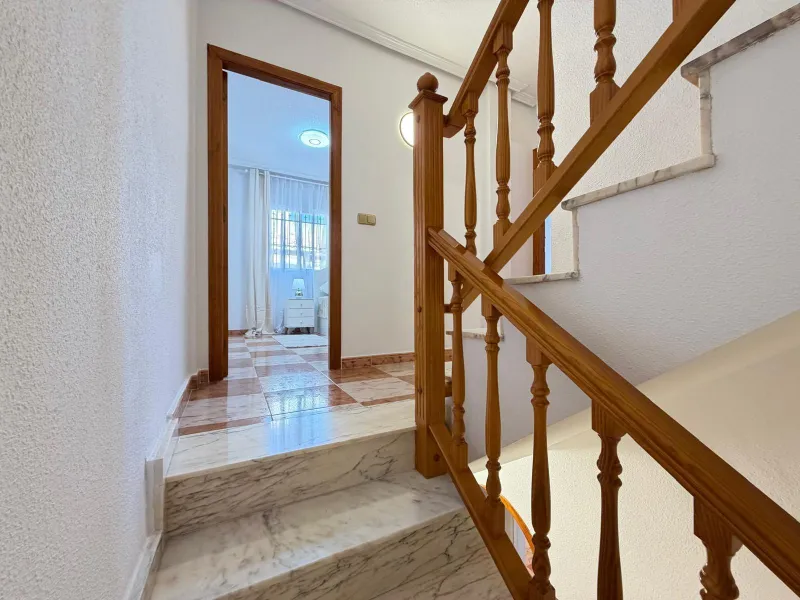 REFORMADO ADOSADO EN ORIHUELA COSTA "LAS FILIPINAS" CON GARAJE+TRASTERO. 2 DORM. 2 BAÑOS. CON PISCINA COMUNITARIA.