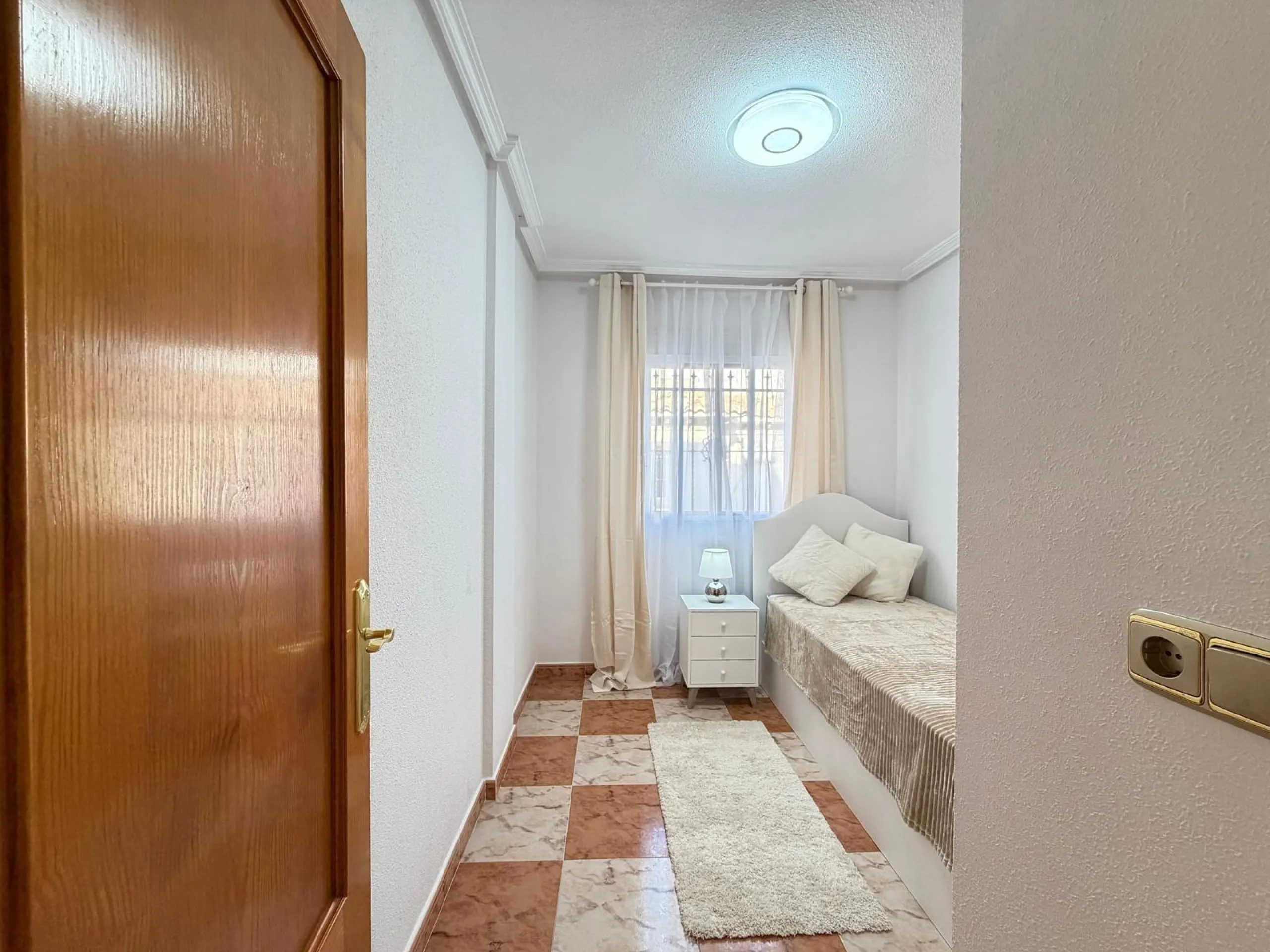 REFORMADO ADOSADO EN ORIHUELA COSTA "LAS FILIPINAS" CON GARAJE+TRASTERO. 2 DORM. 2 BAÑOS. CON PISCINA COMUNITARIA.