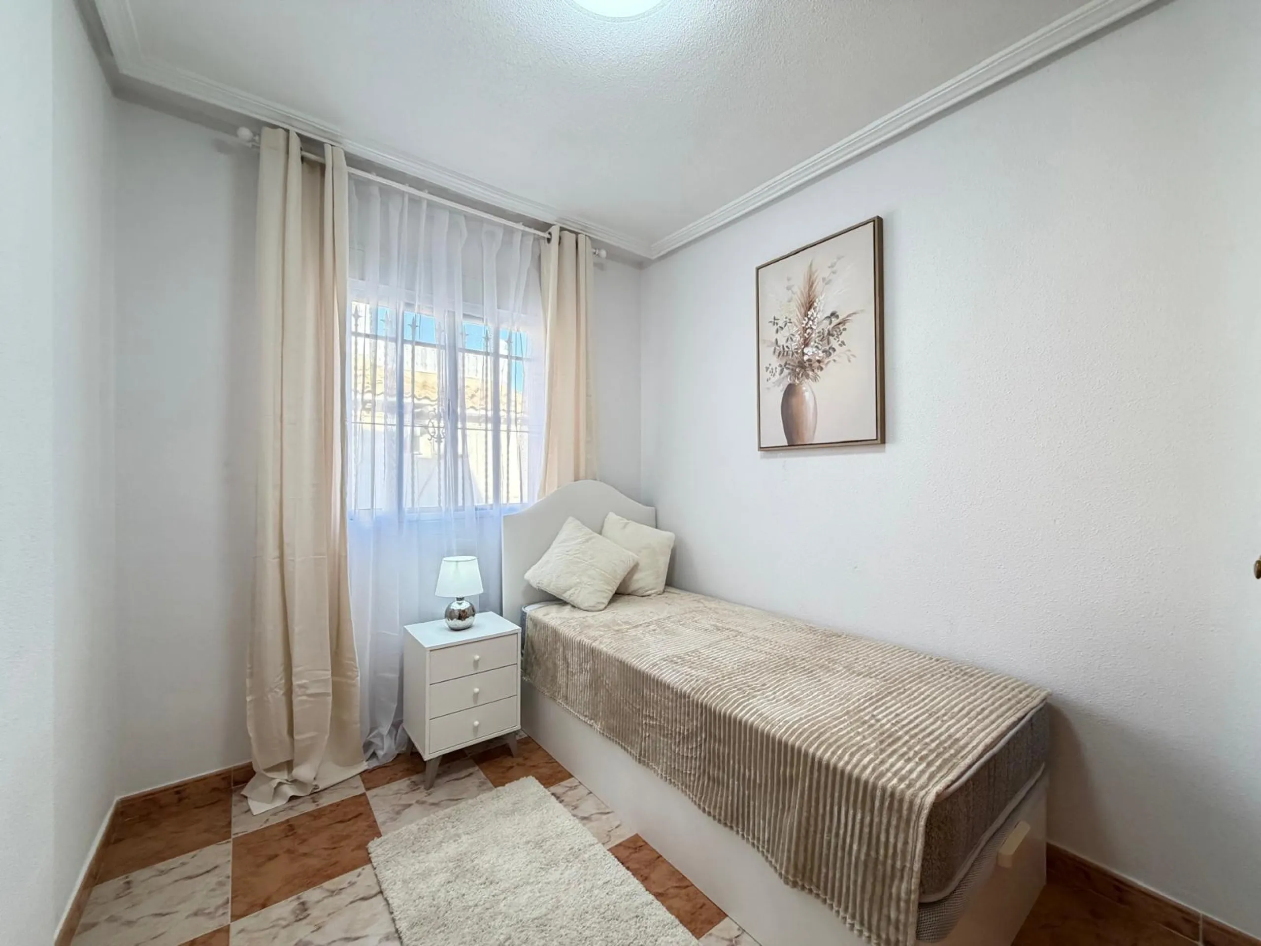 REFORMADO ADOSADO EN ORIHUELA COSTA "LAS FILIPINAS" CON GARAJE+TRASTERO. 2 DORM. 2 BAÑOS. CON PISCINA COMUNITARIA.