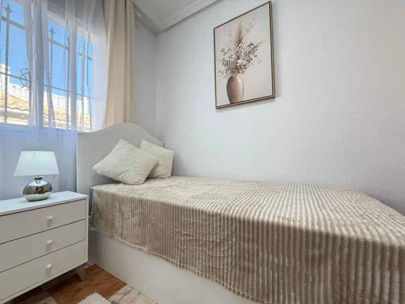 REFORMADO ADOSADO EN ORIHUELA COSTA "LAS FILIPINAS" CON GARAJE+TRASTERO. 2 DORM. 2 BAÑOS. CON PISCINA COMUNITARIA.