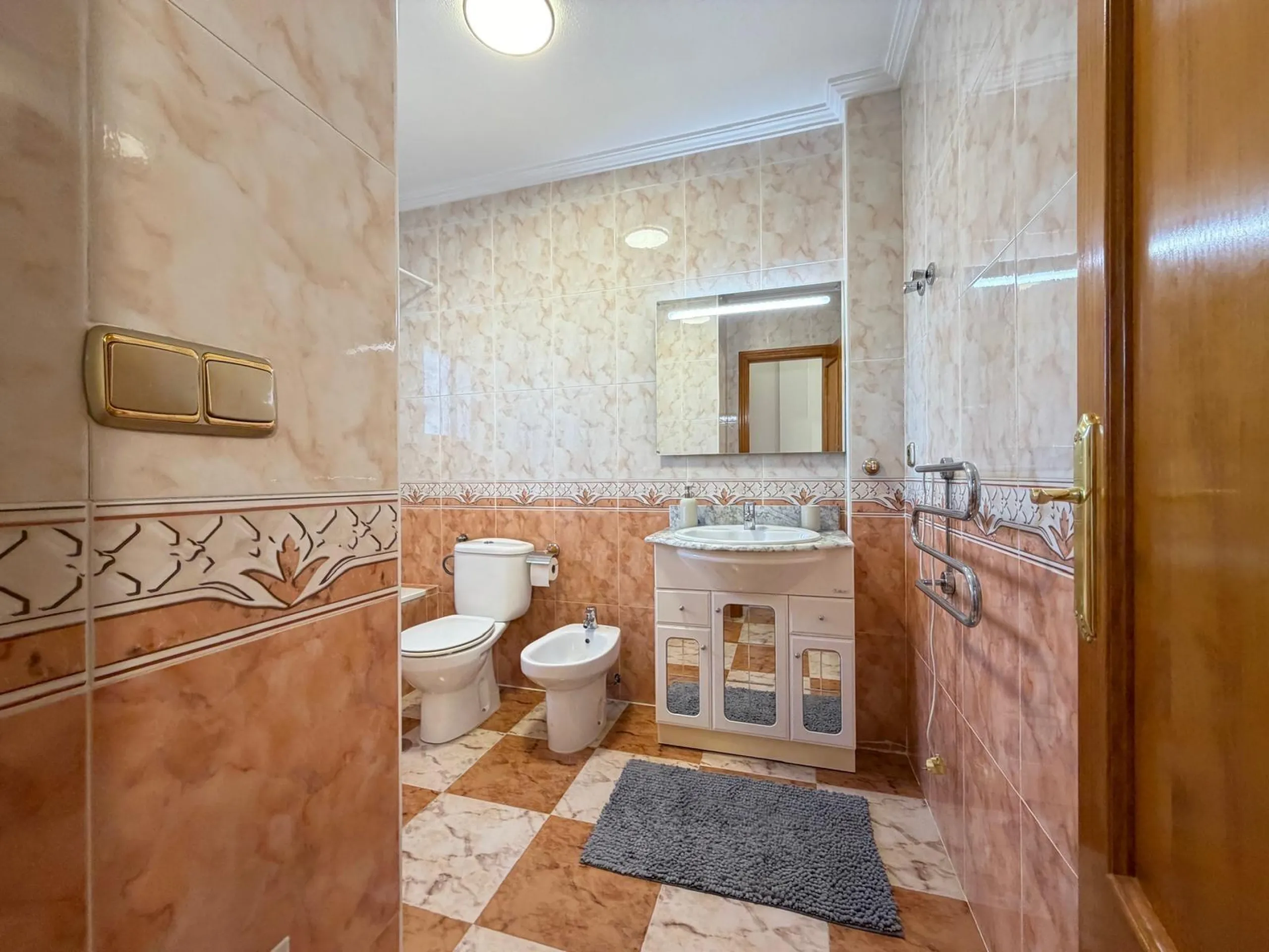 REFORMADO ADOSADO EN ORIHUELA COSTA "LAS FILIPINAS" CON GARAJE+TRASTERO. 2 DORM. 2 BAÑOS. CON PISCINA COMUNITARIA.