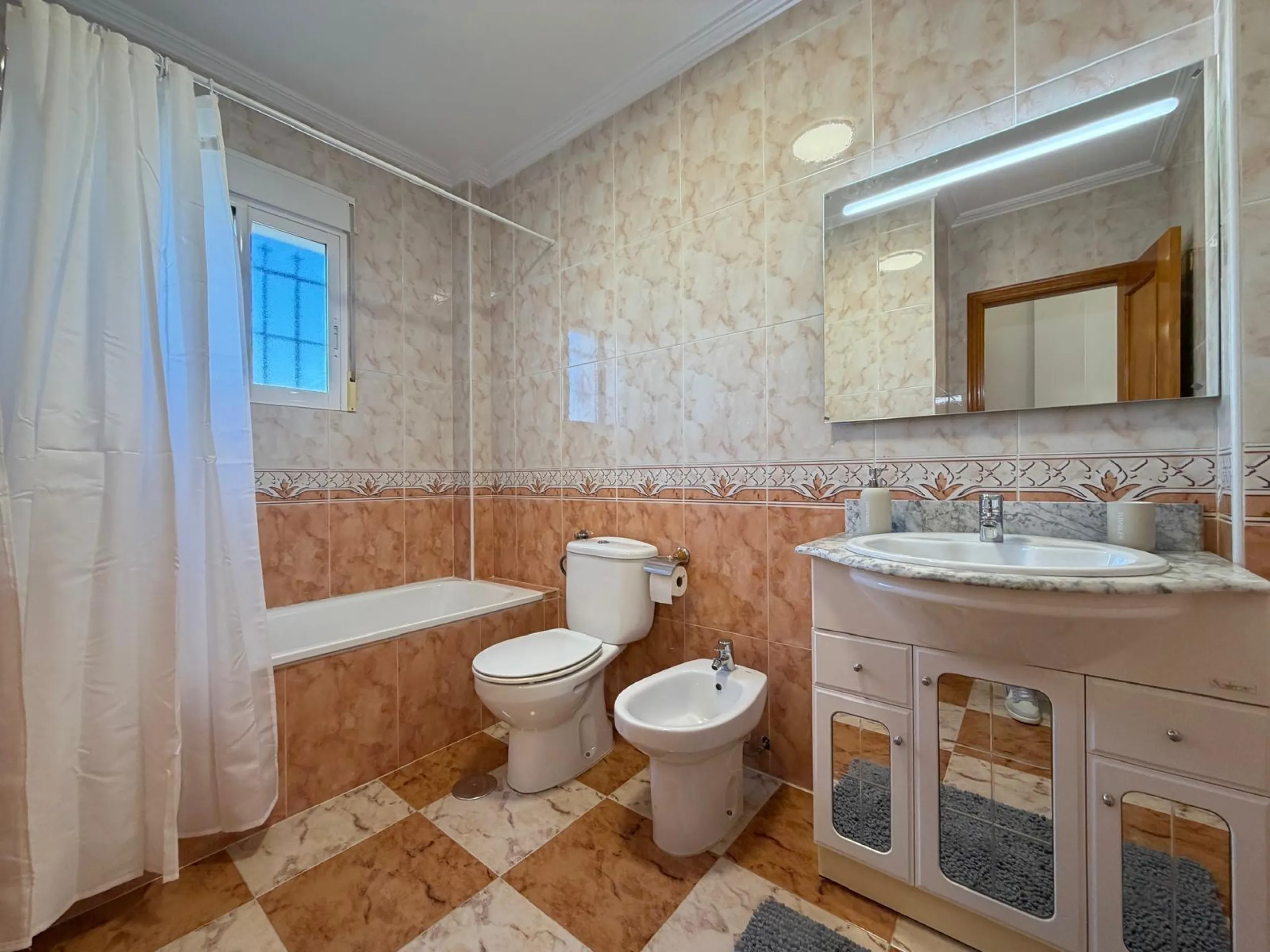 REFORMADO ADOSADO EN ORIHUELA COSTA "LAS FILIPINAS" CON GARAJE+TRASTERO. 2 DORM. 2 BAÑOS. CON PISCINA COMUNITARIA.