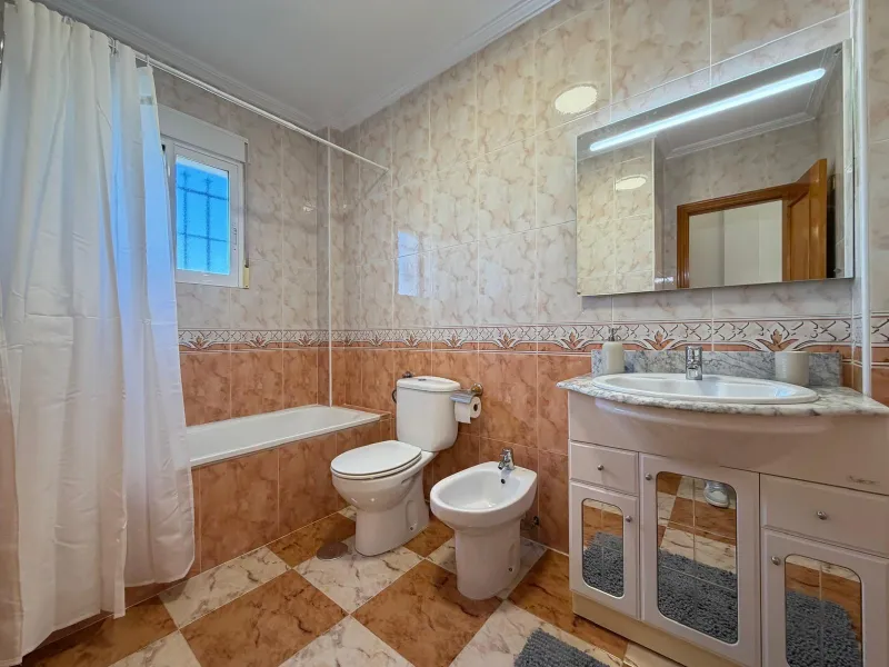 REFORMADO ADOSADO EN ORIHUELA COSTA "LAS FILIPINAS" CON GARAJE+TRASTERO. 2 DORM. 2 BAÑOS. CON PISCINA COMUNITARIA.