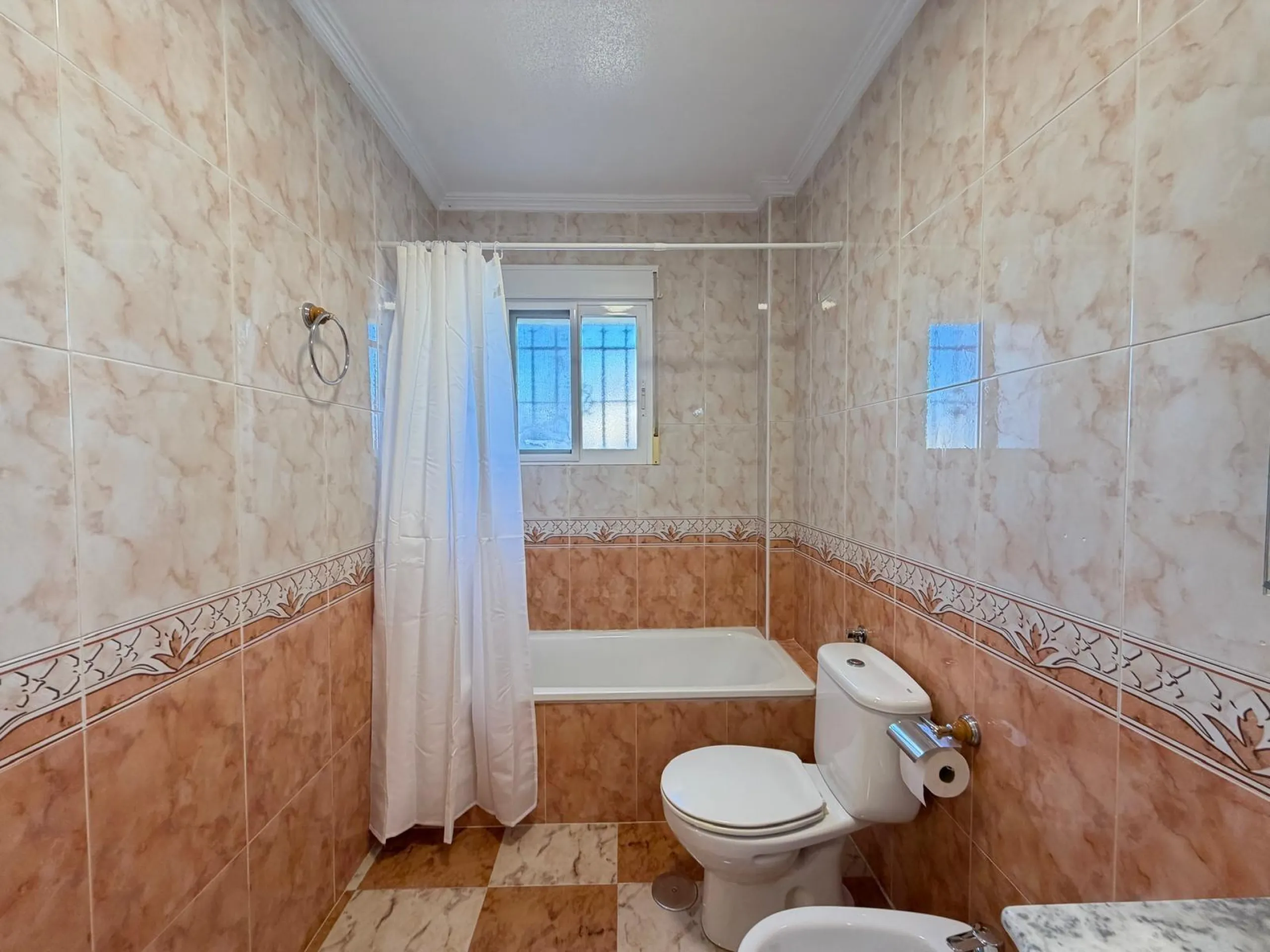 REFORMADO ADOSADO EN ORIHUELA COSTA "LAS FILIPINAS" CON GARAJE+TRASTERO. 2 DORM. 2 BAÑOS. CON PISCINA COMUNITARIA.