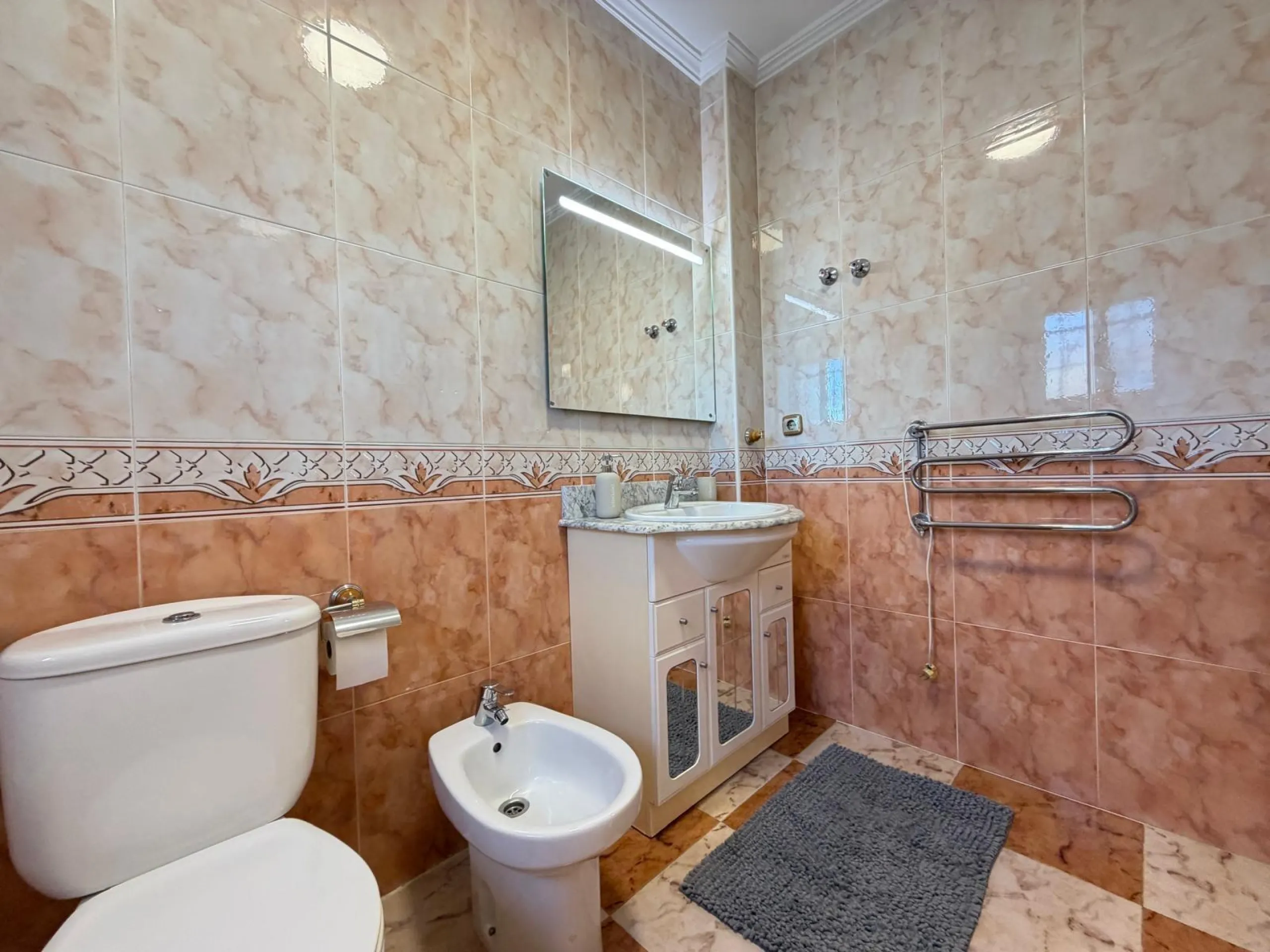 REFORMADO ADOSADO EN ORIHUELA COSTA "LAS FILIPINAS" CON GARAJE+TRASTERO. 2 DORM. 2 BAÑOS. CON PISCINA COMUNITARIA.
