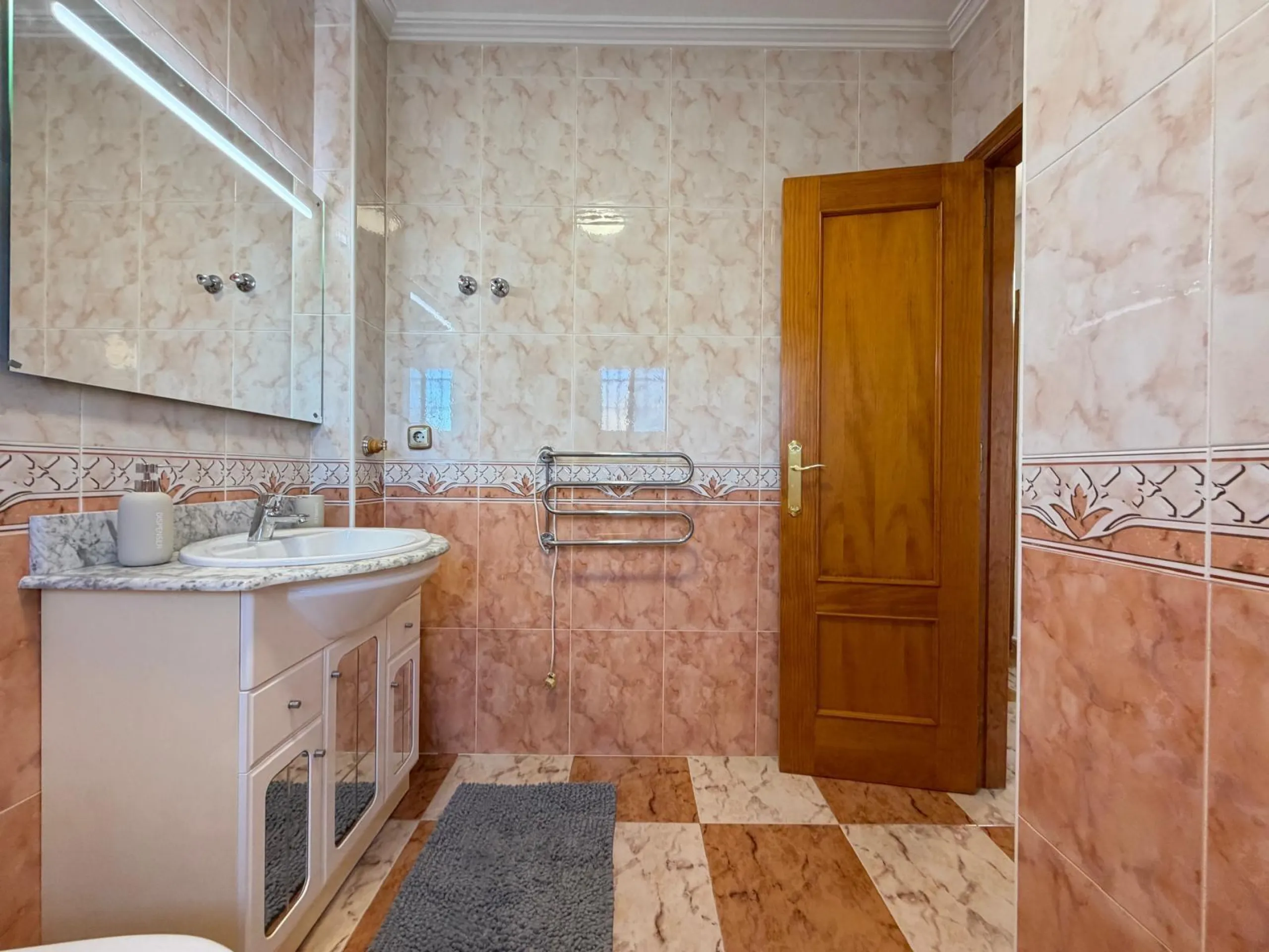 REFORMADO ADOSADO EN ORIHUELA COSTA "LAS FILIPINAS" CON GARAJE+TRASTERO. 2 DORM. 2 BAÑOS. CON PISCINA COMUNITARIA.