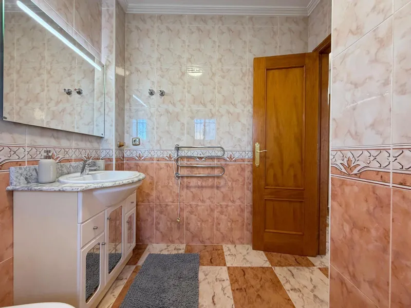 REFORMADO ADOSADO EN ORIHUELA COSTA "LAS FILIPINAS" CON GARAJE+TRASTERO. 2 DORM. 2 BAÑOS. CON PISCINA COMUNITARIA.