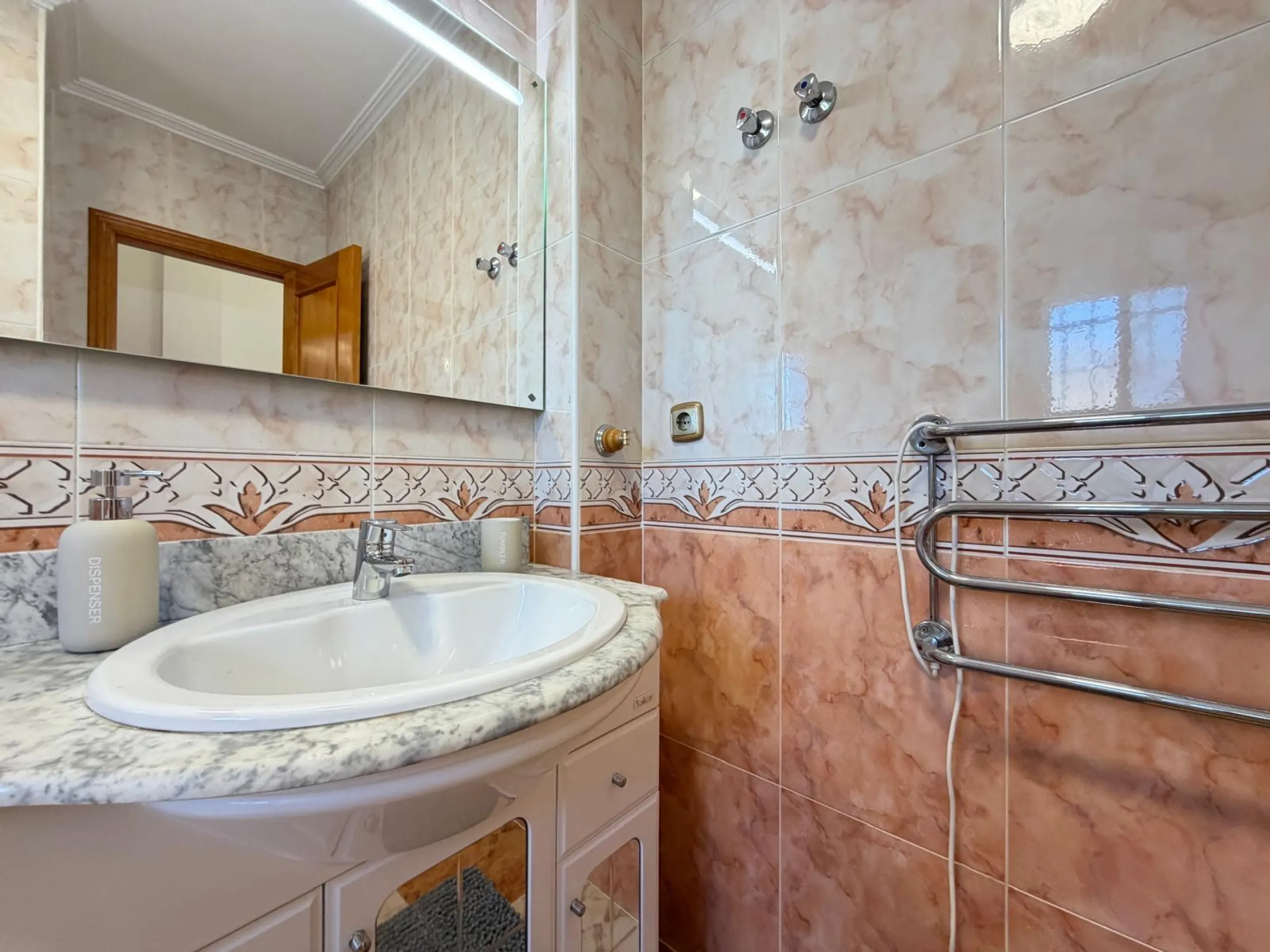 REFORMADO ADOSADO EN ORIHUELA COSTA "LAS FILIPINAS" CON GARAJE+TRASTERO. 2 DORM. 2 BAÑOS. CON PISCINA COMUNITARIA.