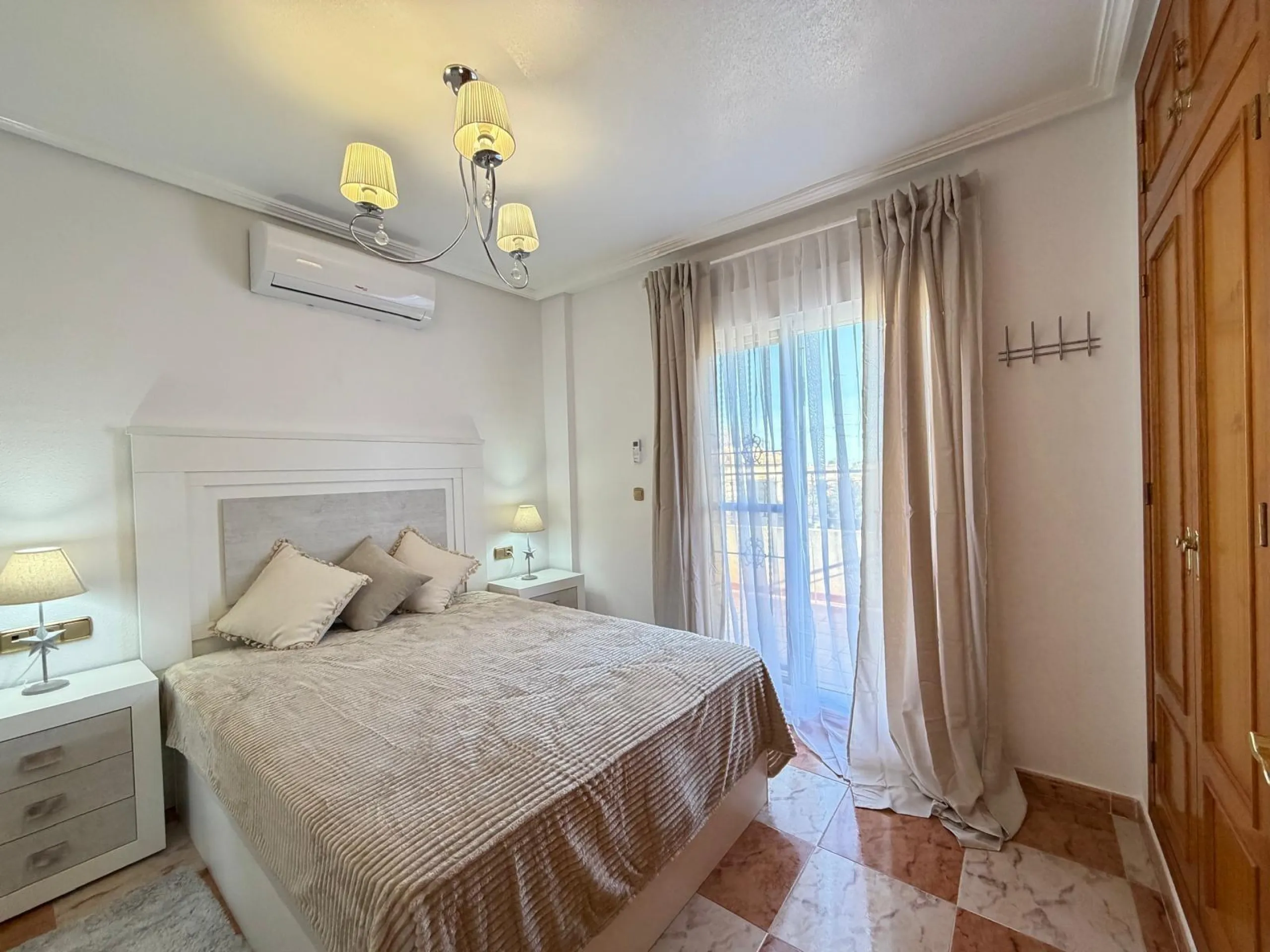REFORMADO ADOSADO EN ORIHUELA COSTA "LAS FILIPINAS" CON GARAJE+TRASTERO. 2 DORM. 2 BAÑOS. CON PISCINA COMUNITARIA.